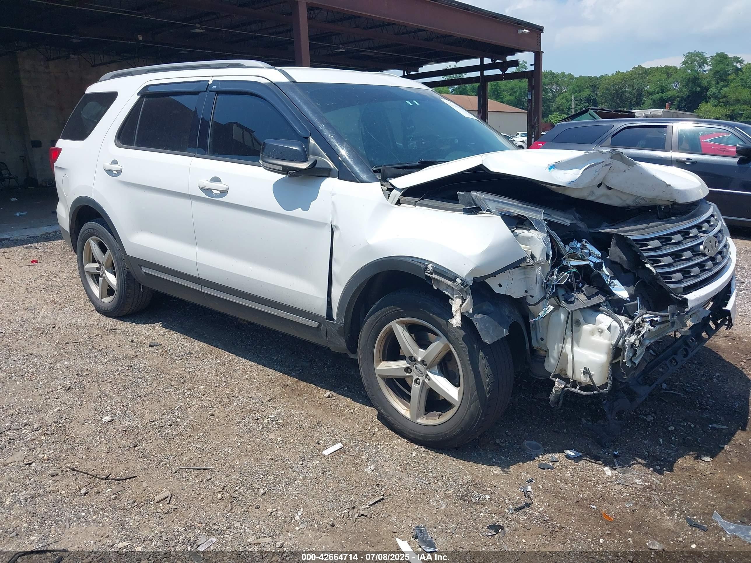 2017 Ford Explorer XLT, VIN 1FM5K8D87HGD74540 — Front end
