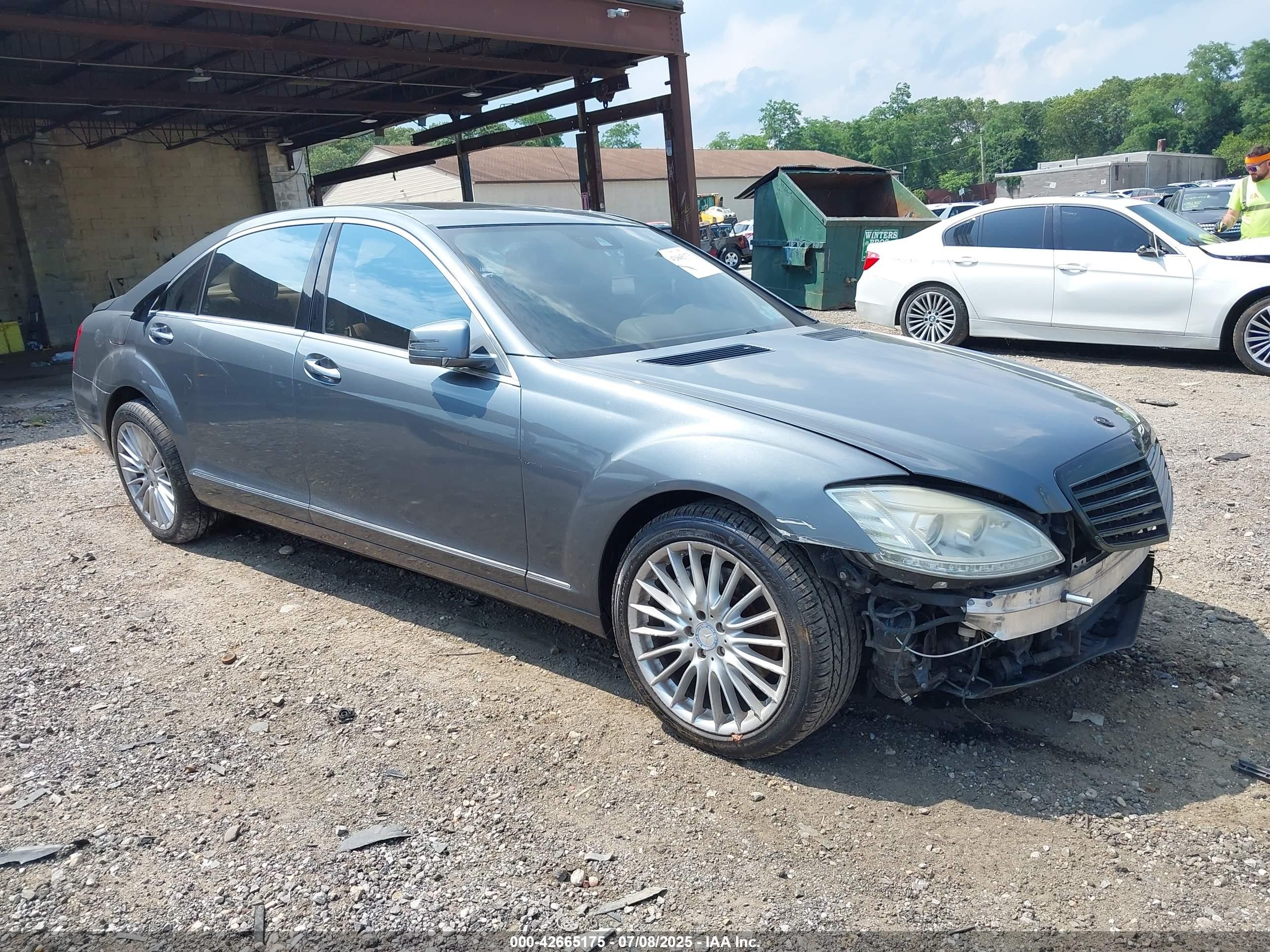 2010 Mercedes-Benz S 400, VIN WDDNG9FB9AA302399 — Side