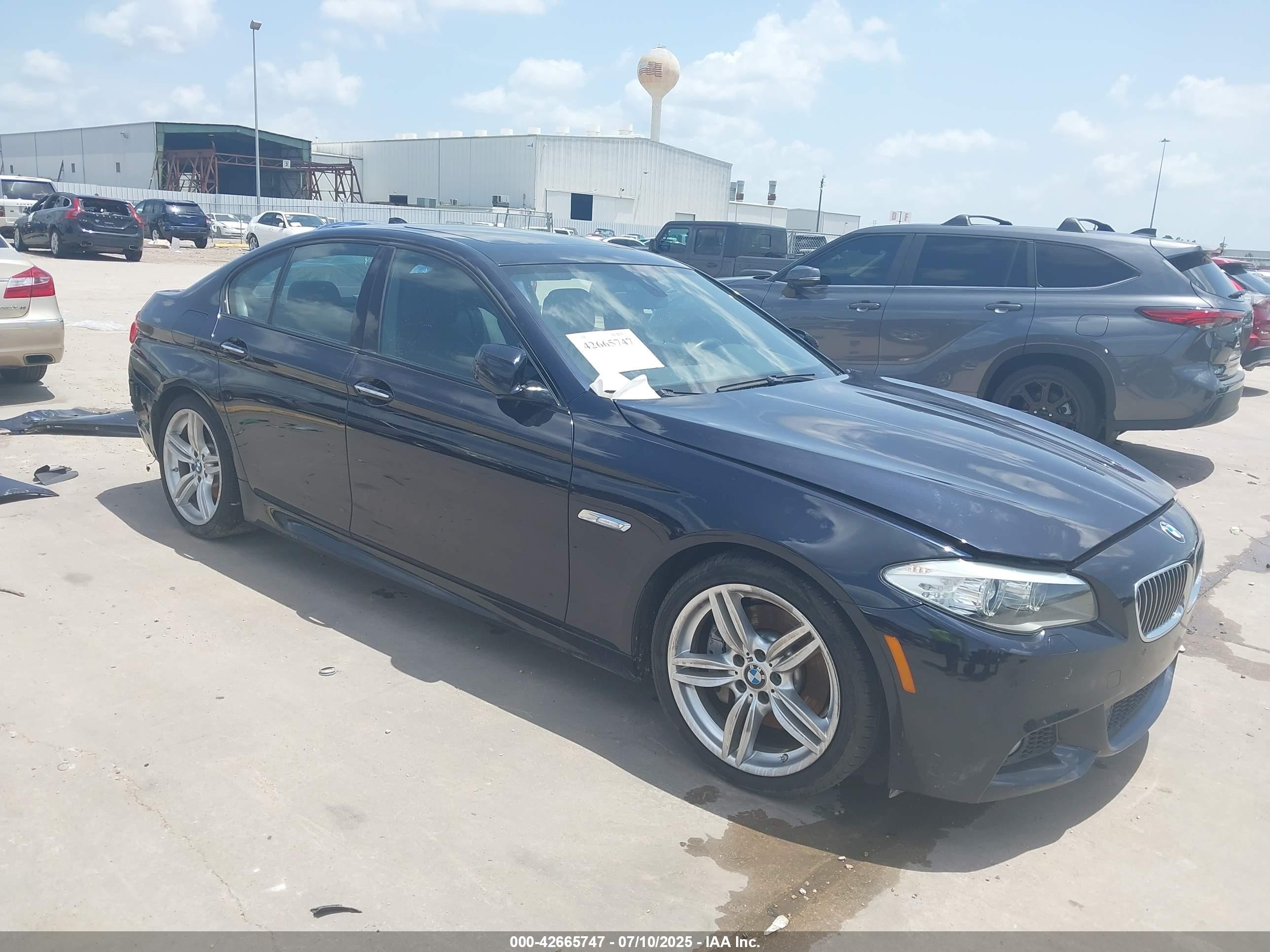 2013 BMW 5 Series 535i, VIN WBAFR7C58DC829223 — Бок