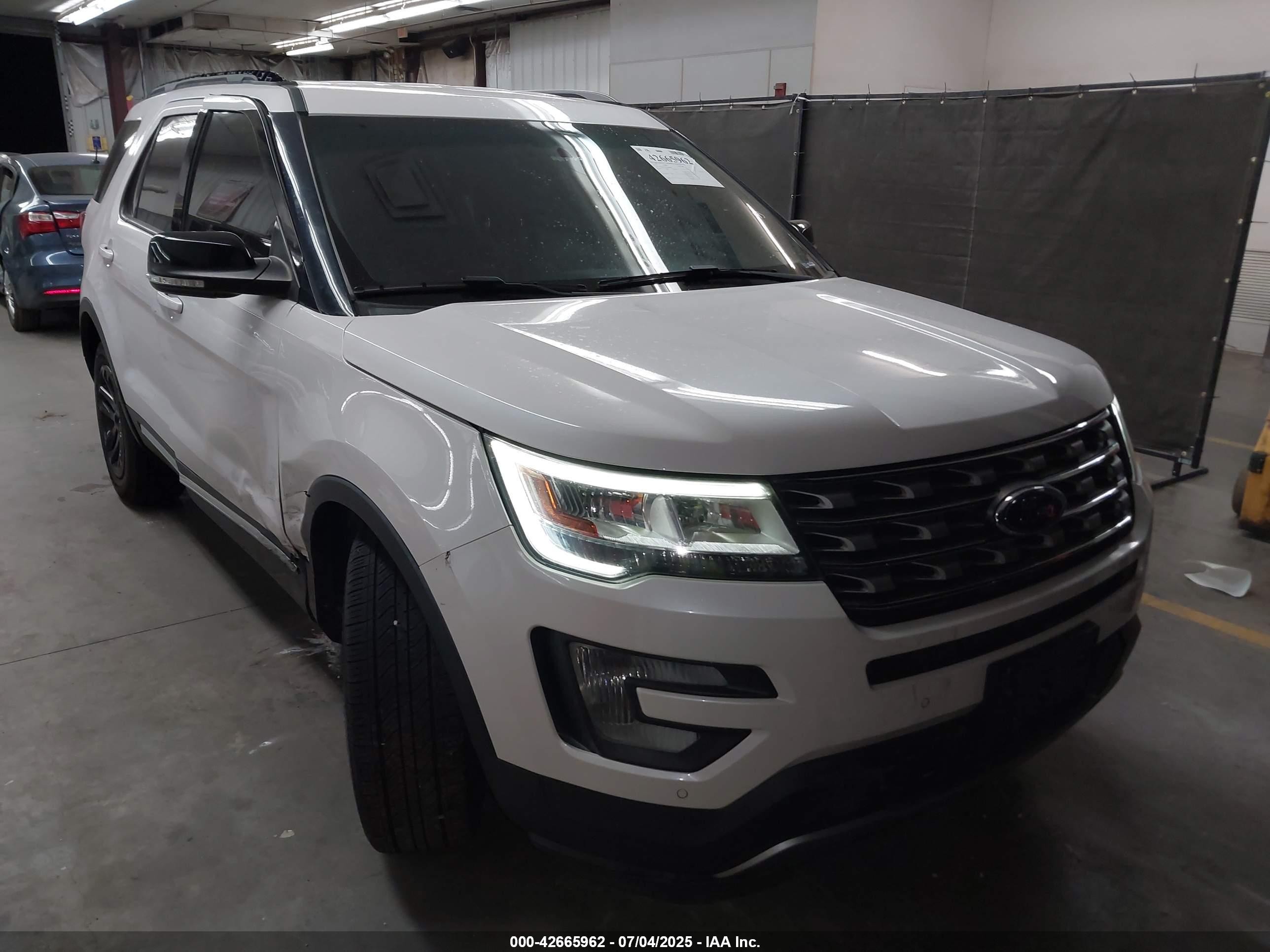 2017 Ford Explorer XLT, VIN 1FM5K7D81HGA69948 — Side