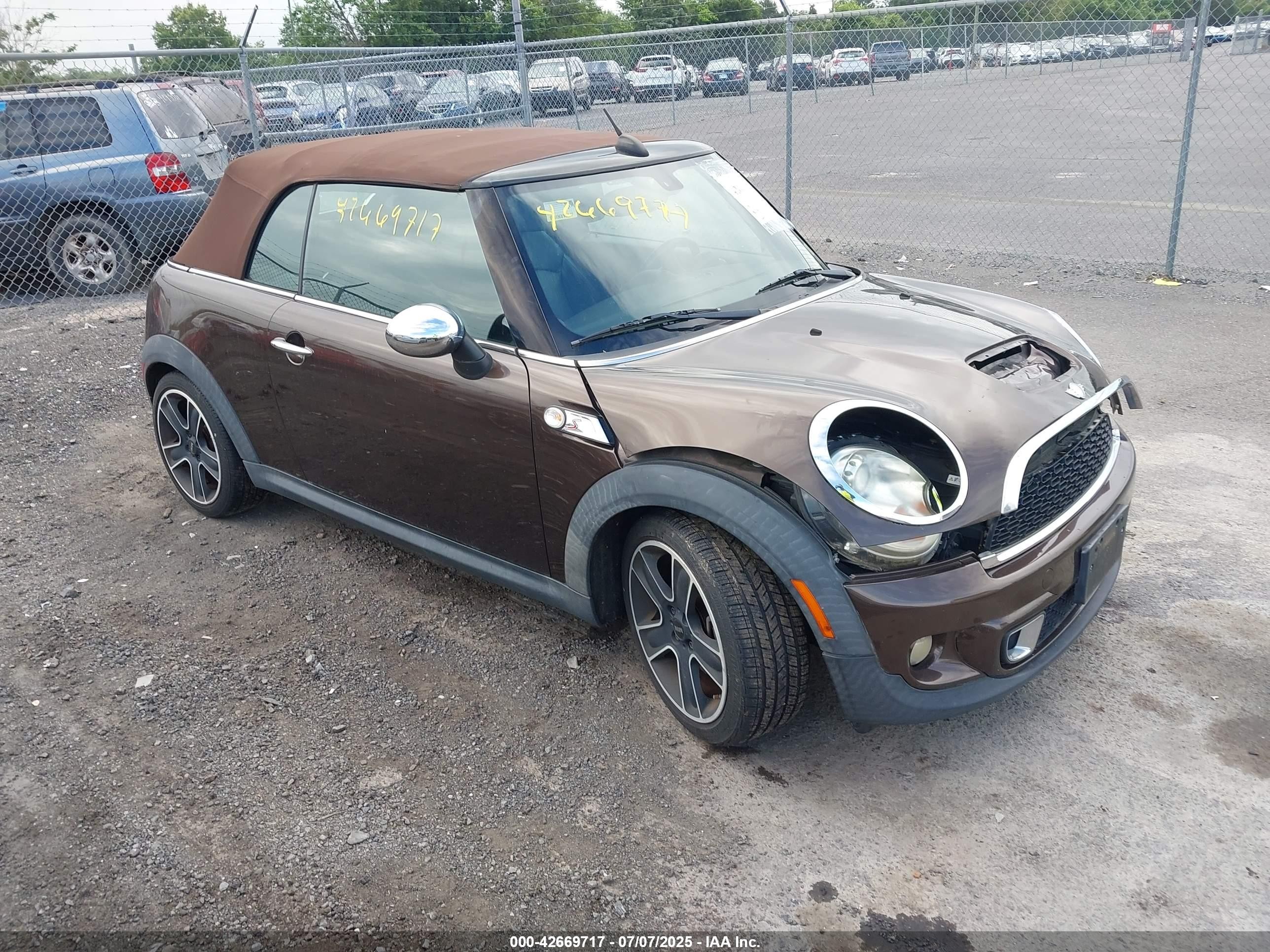 2011 MINI Convertible S, VIN WMWZP3C50BTX84044 — Перед