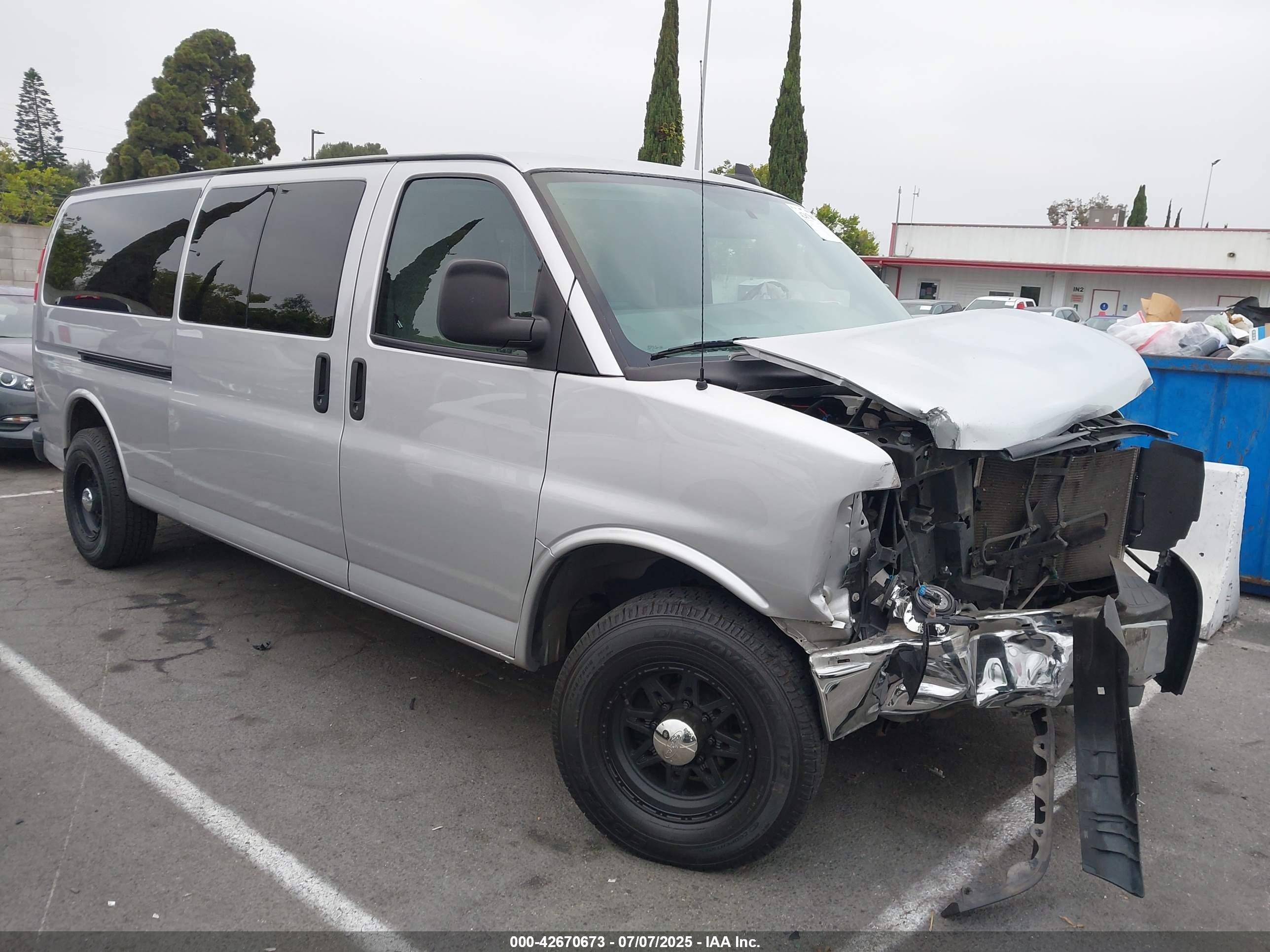 2017 GMC Savana, VIN 1GJZ7PFG4H1261307 — Front end