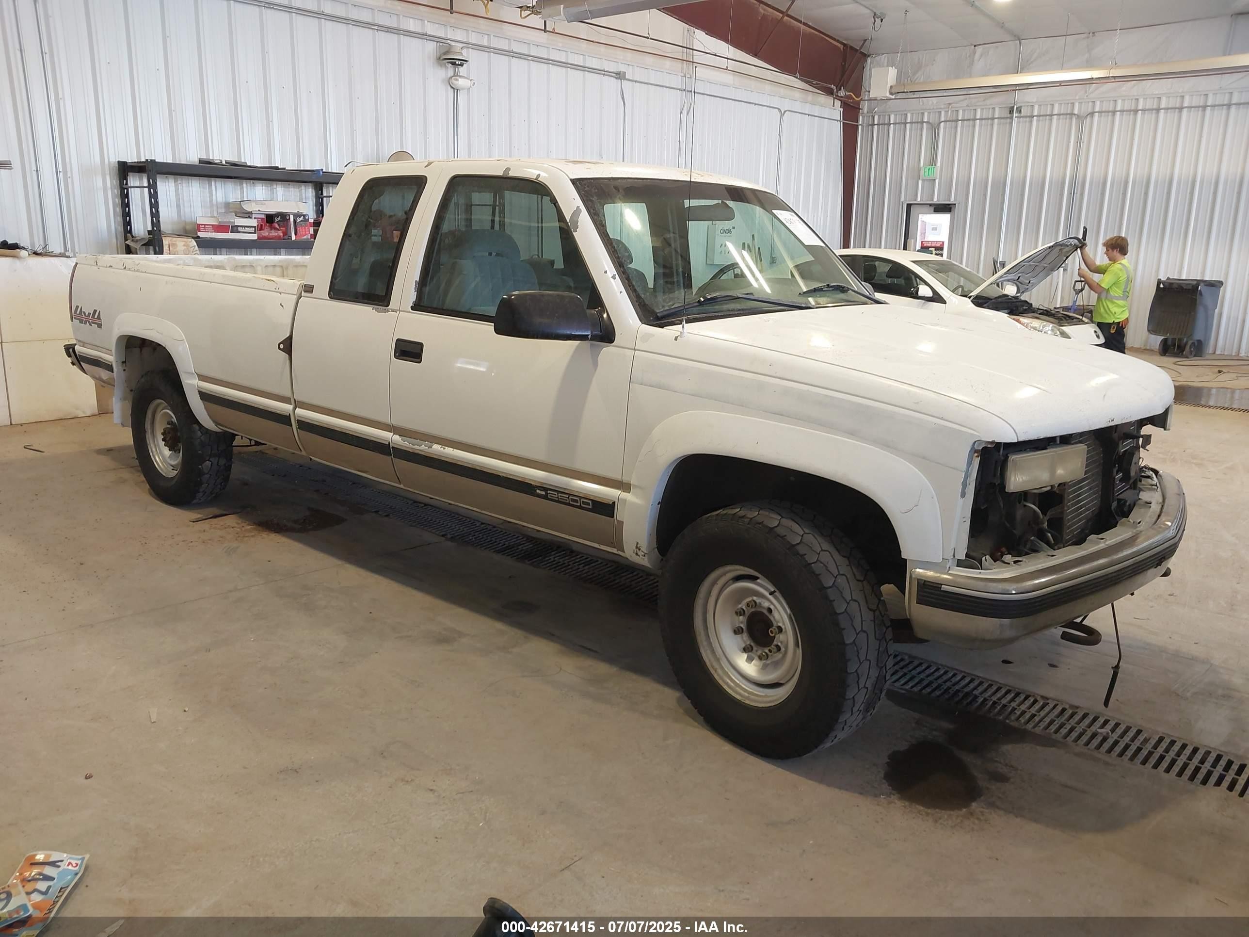 1995 Chevrolet K2500, VIN 1GBGK29N2SE240115 — Front end