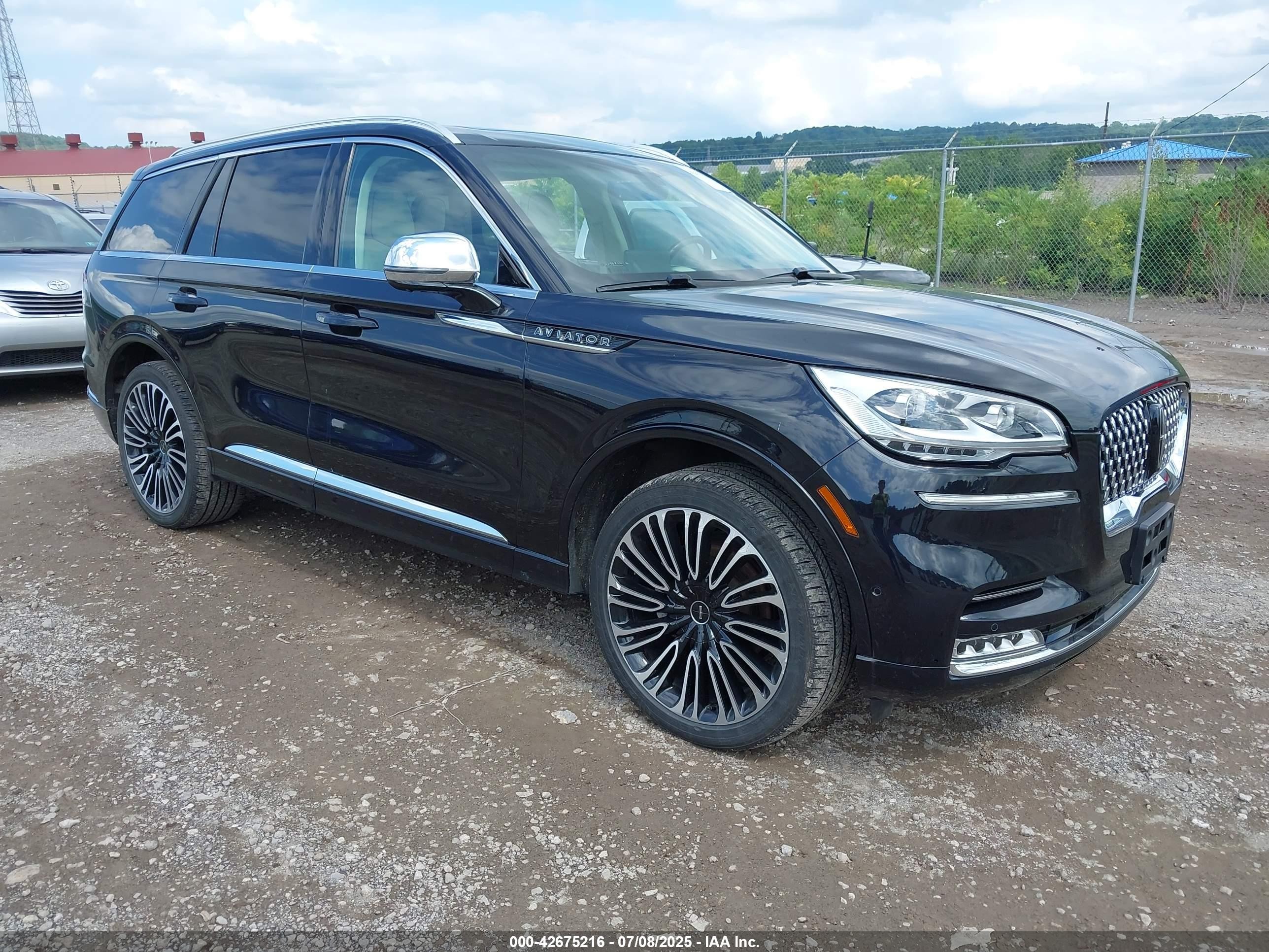 2022 Lincoln Aviator Black Label, VIN 5LM5J9XC6NGL10684 — Side