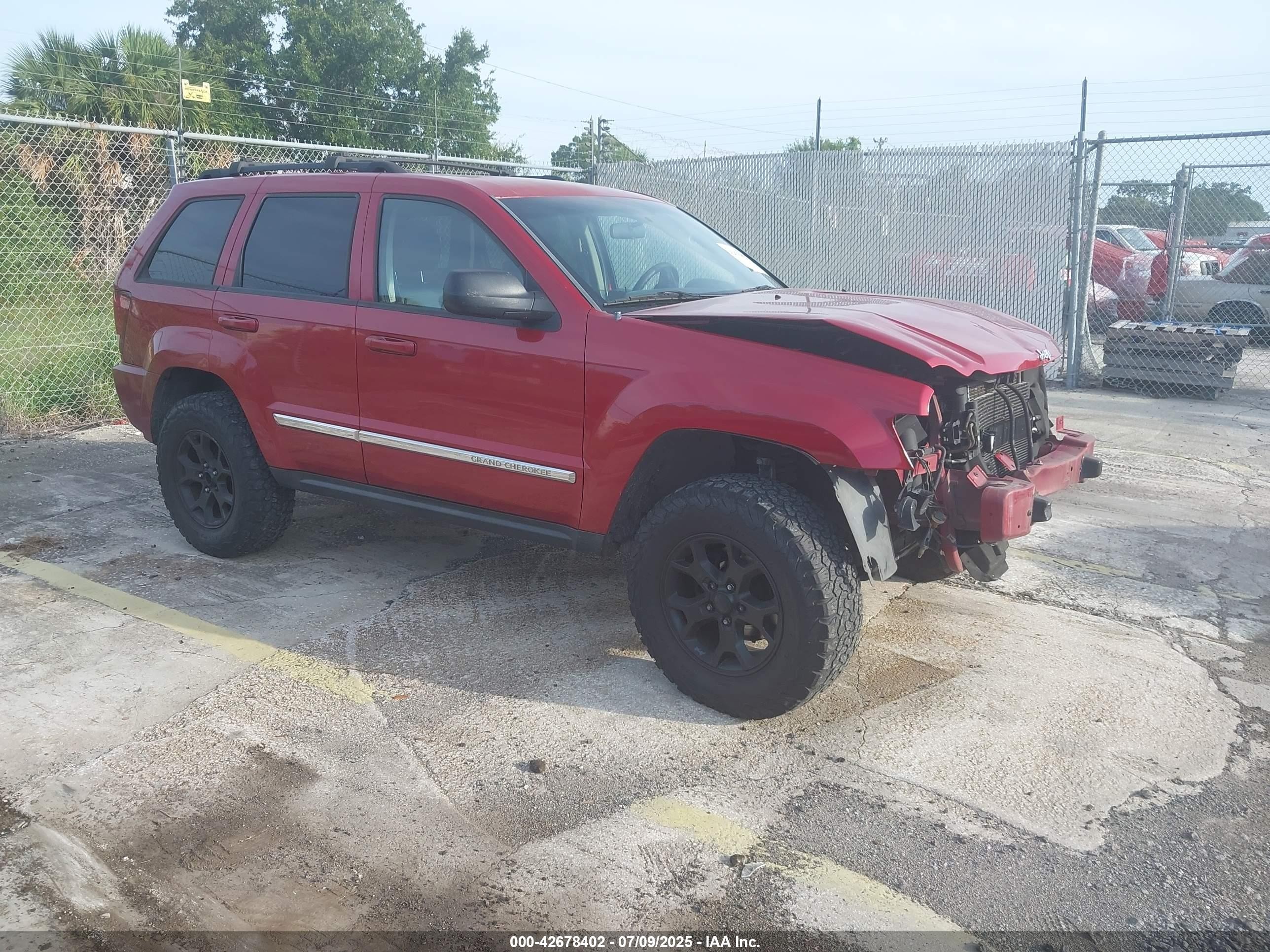 2010 Jeep Grand Cherokee Laredo, VIN 1J4PR4GK2AC109833 — Front end