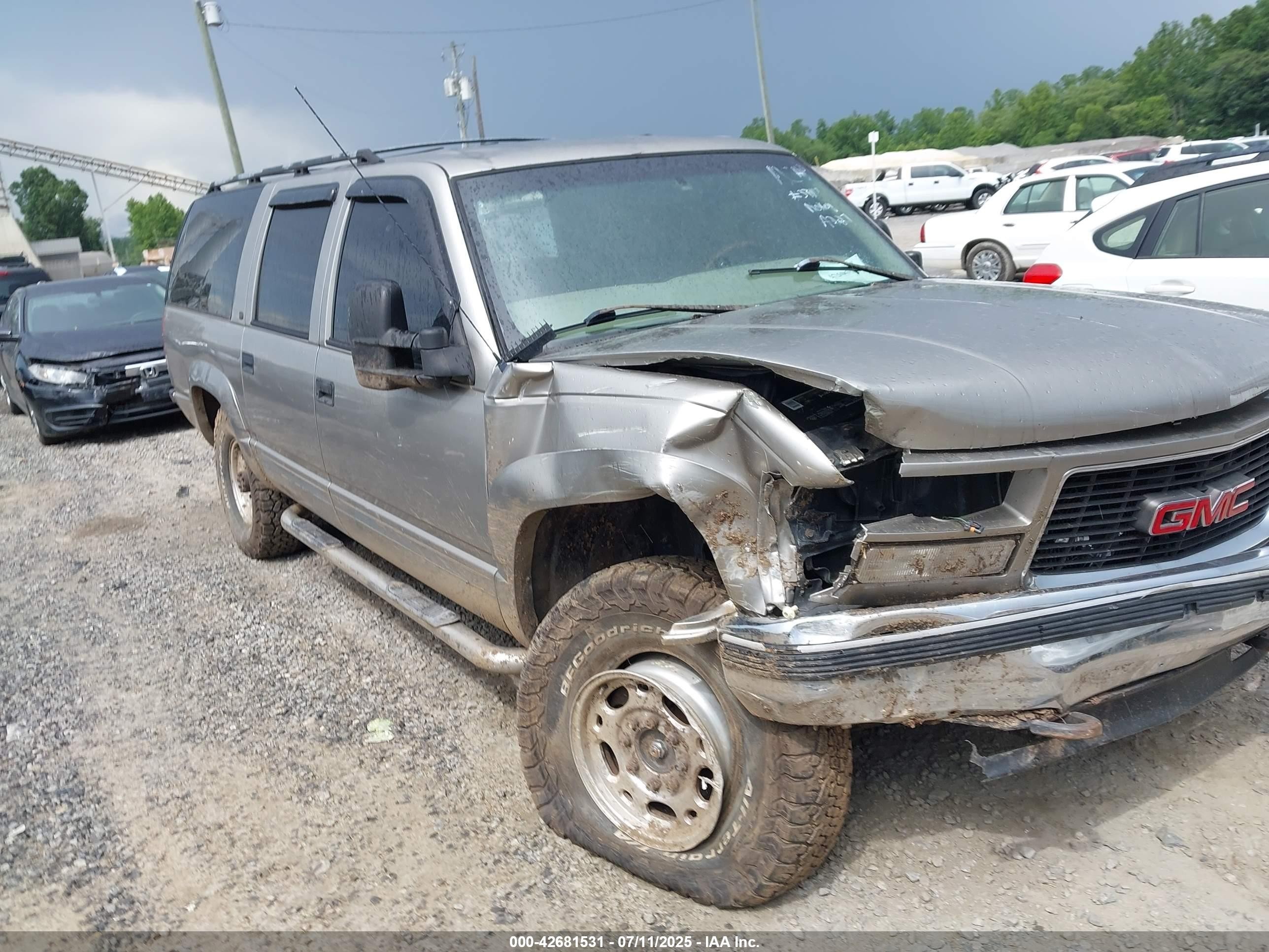 1999 GMC Suburban, VIN 3GKGK26J4XG530681 — Front end