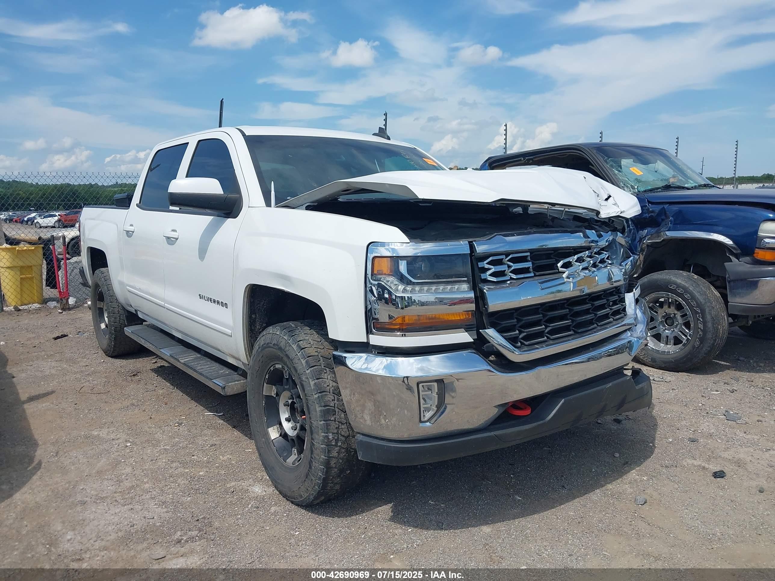 2018 Chevrolet Silverado 1500 LT, VIN 3GCPCREC4JG641792 — Front end