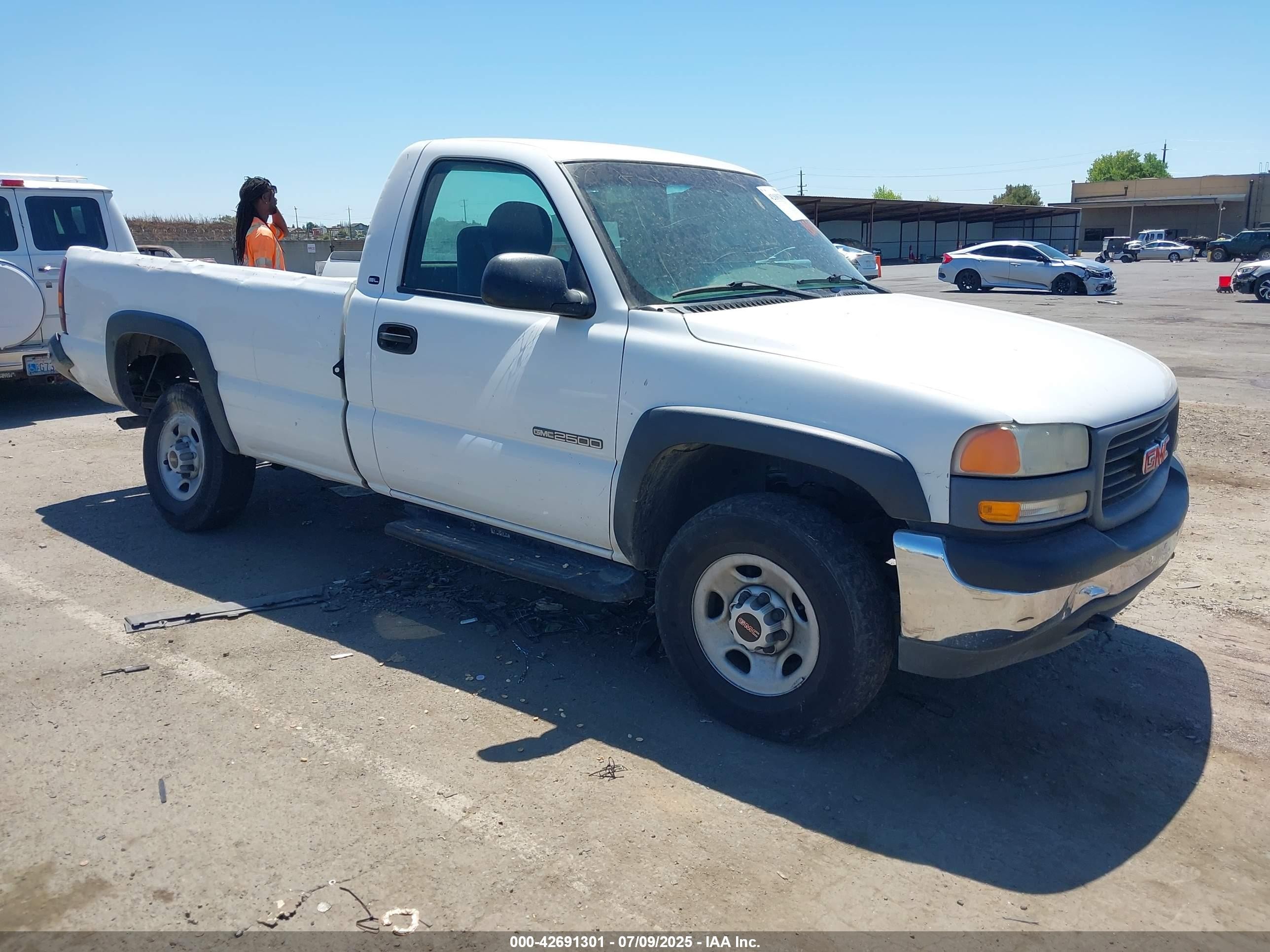 2001 GMC Sierra 2500 SLE, VIN 1GTGC24U31Z325186 — Rear end