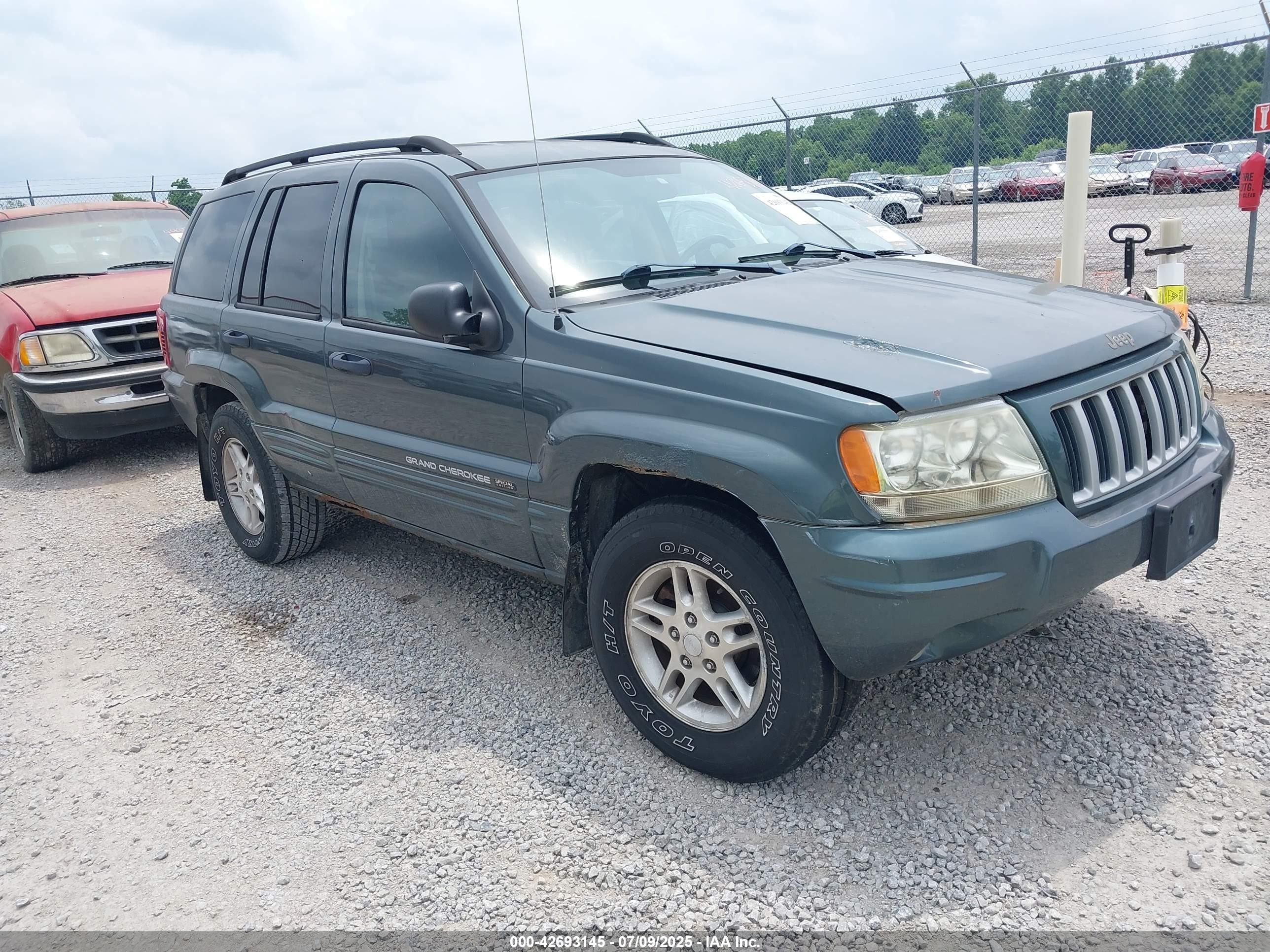 2004 Jeep Grand Cherokee Laredo, VIN 1J4GW48S14C139000 — Side