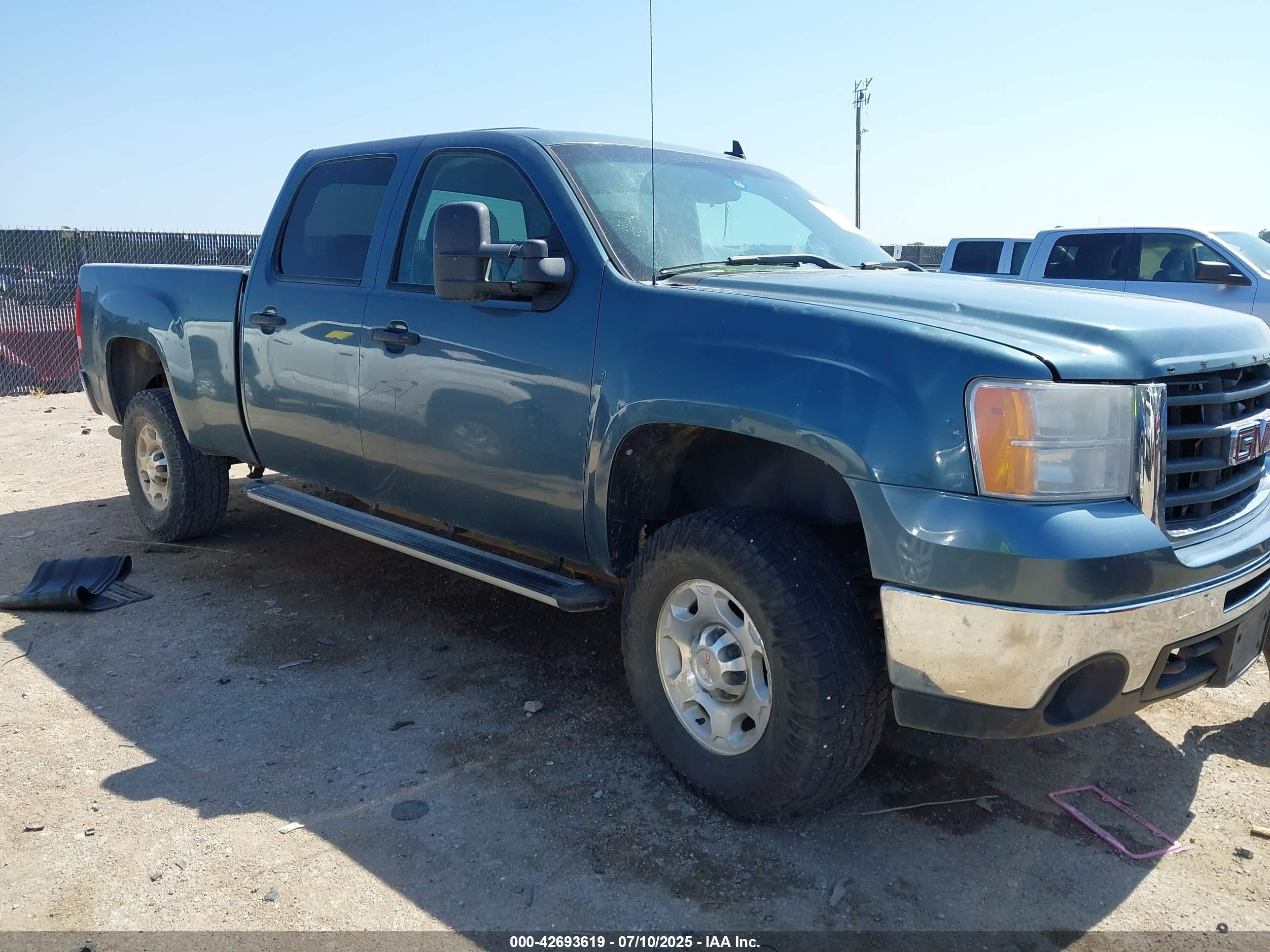 2010 GMC Sierra 2500HD SLE, VIN 1GT4K0BG8AF136784 — Front end