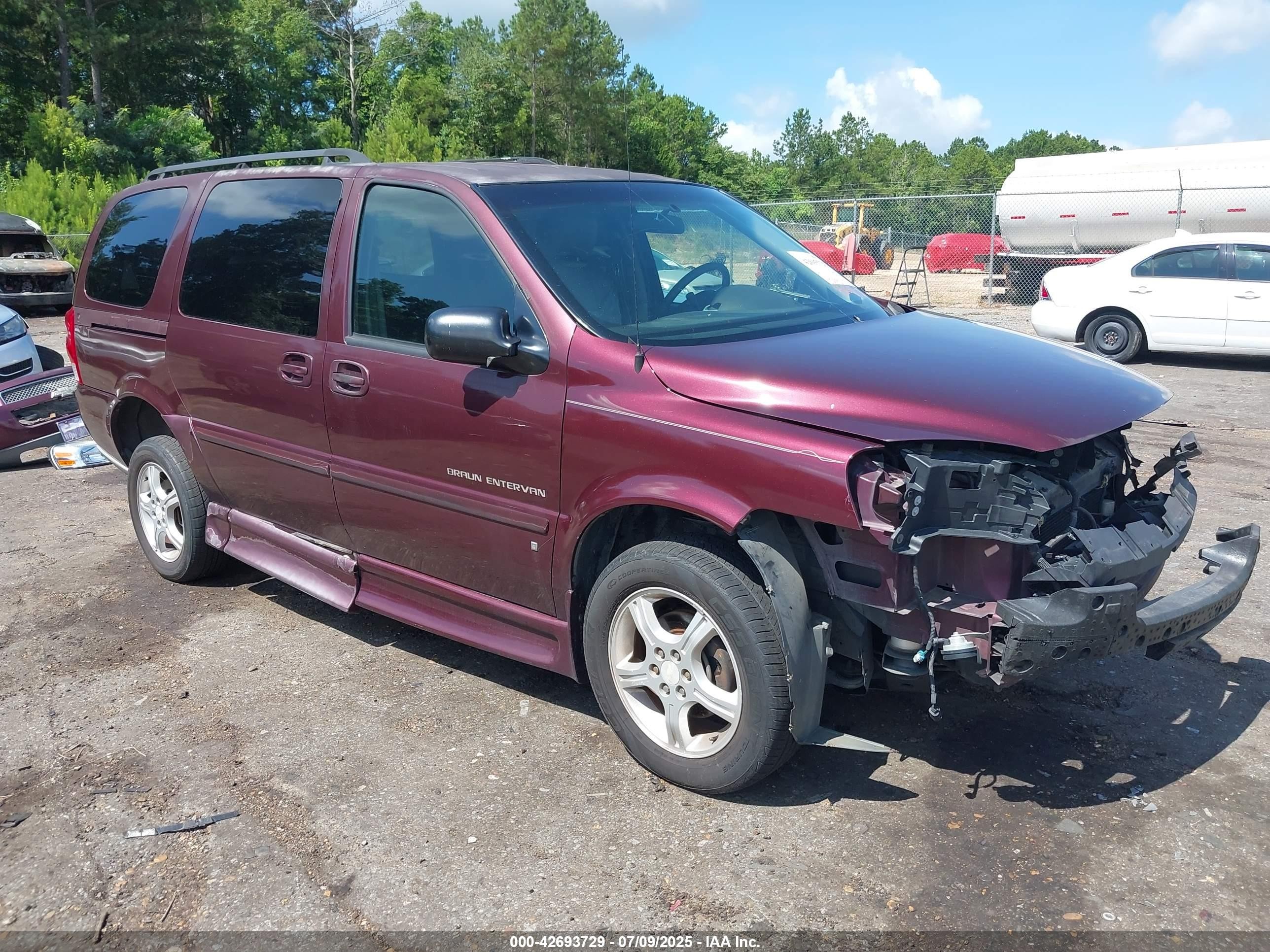 2007 Chevrolet Uplander 1LT, VIN 1GNDV33W47D148635 — Front end