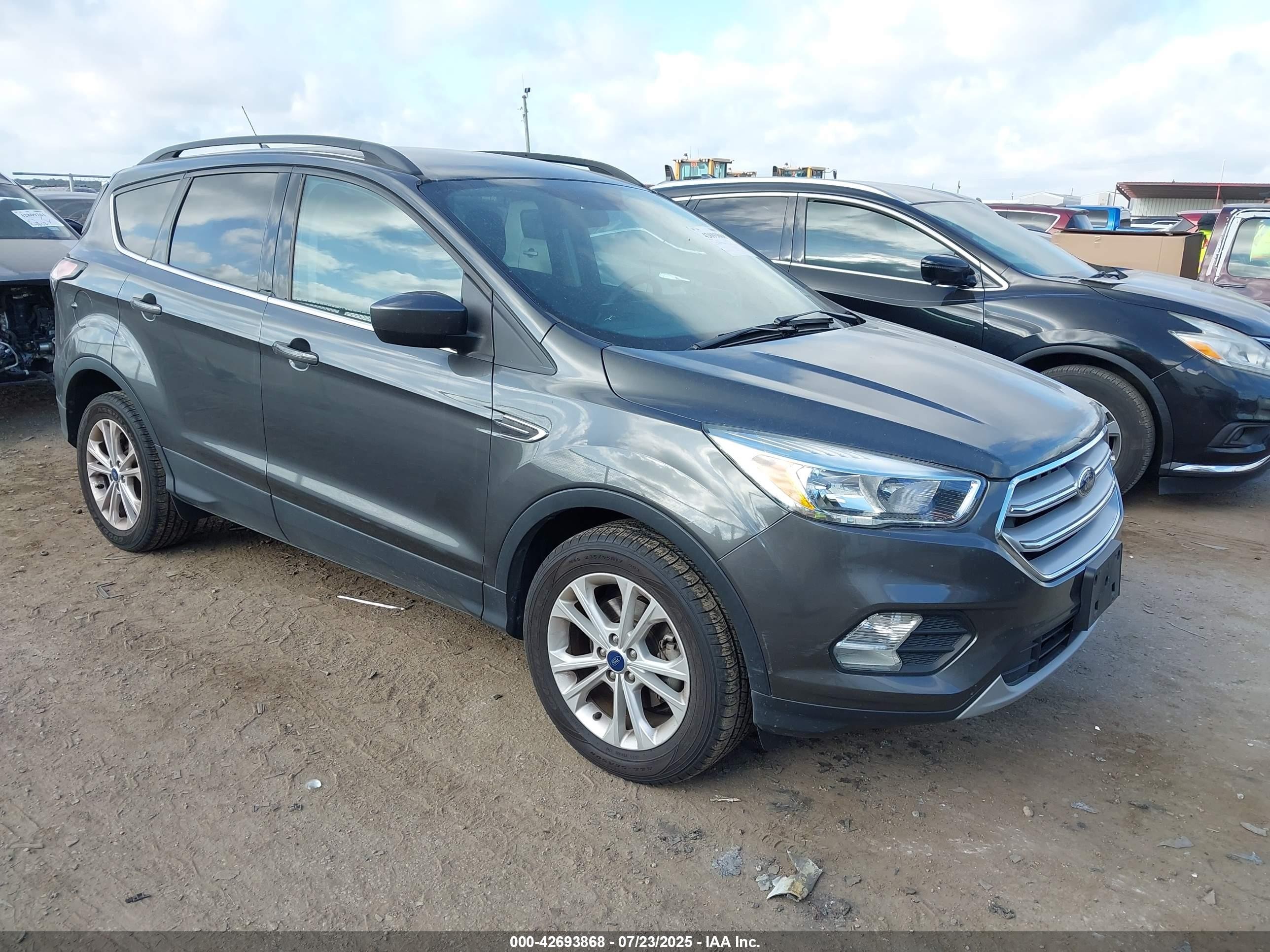 2018 Ford Escape SE, VIN 1FMCU0GD5JUC05894 — Front end