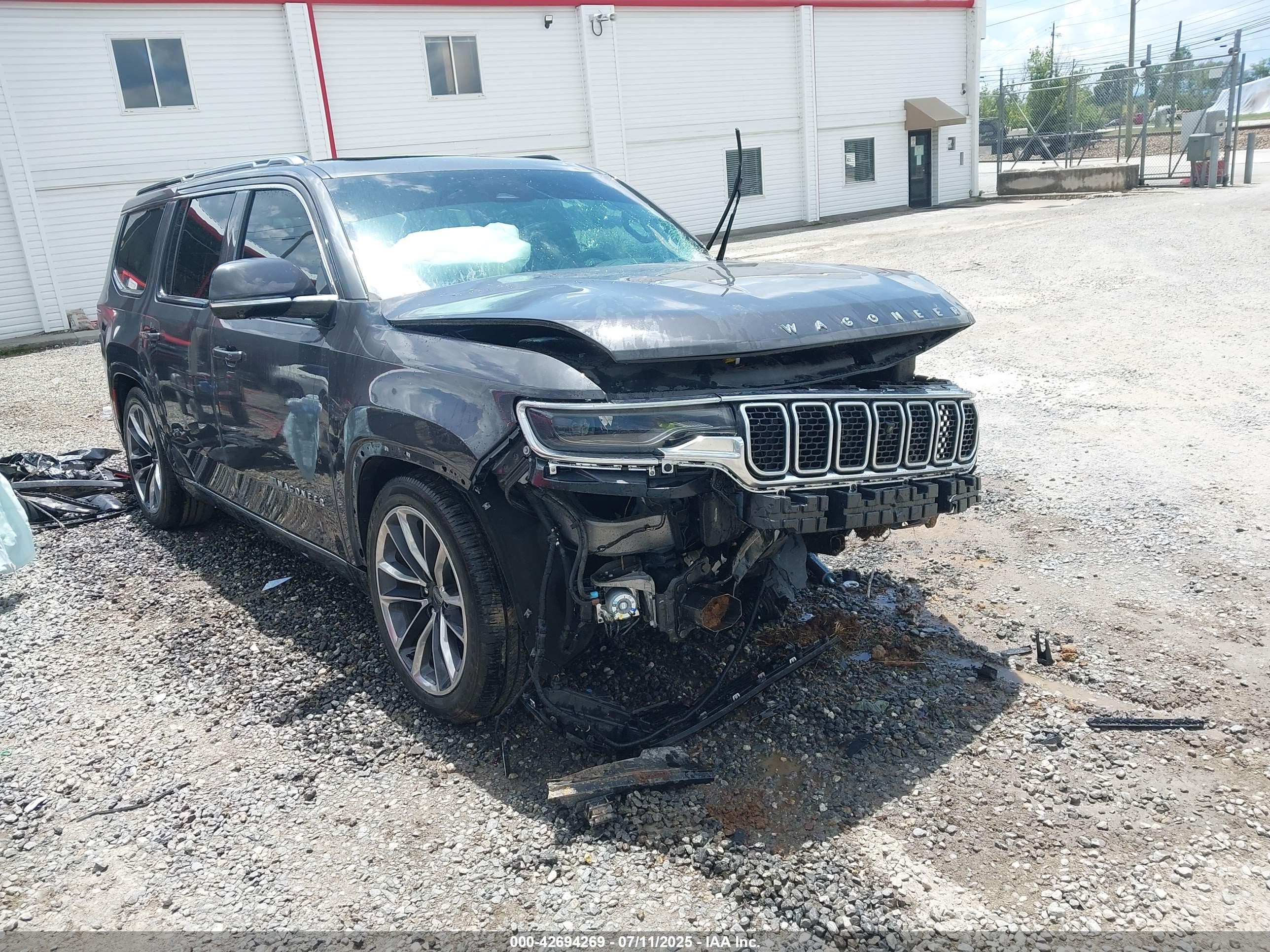 2022 Jeep Wagoneer Series III, VIN 1C4SJVDT3NS107823 — Перед