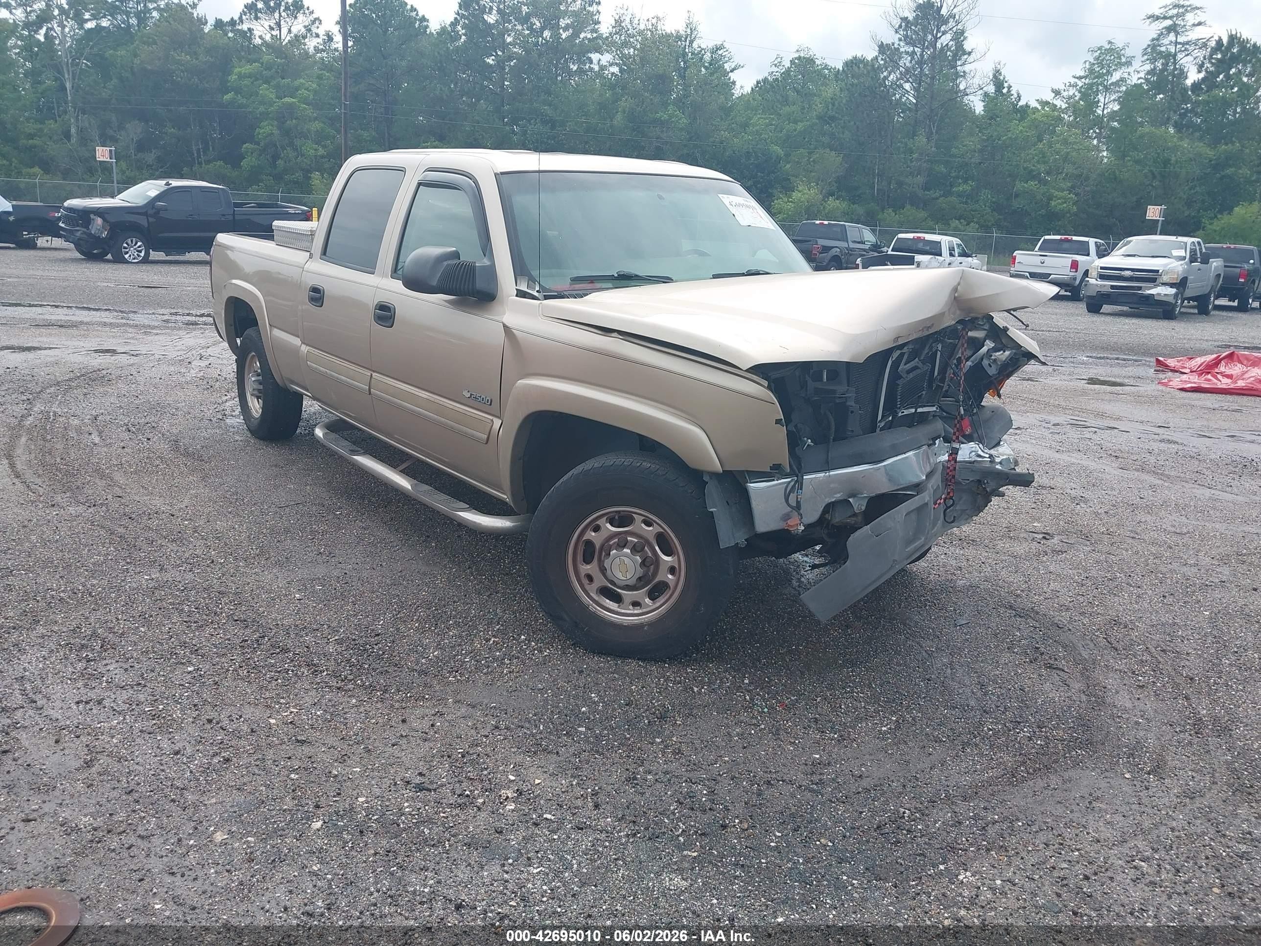 2004 Chevrolet Silverado 2500 LS, VIN 1GCGC23UX4F158316 — Front end