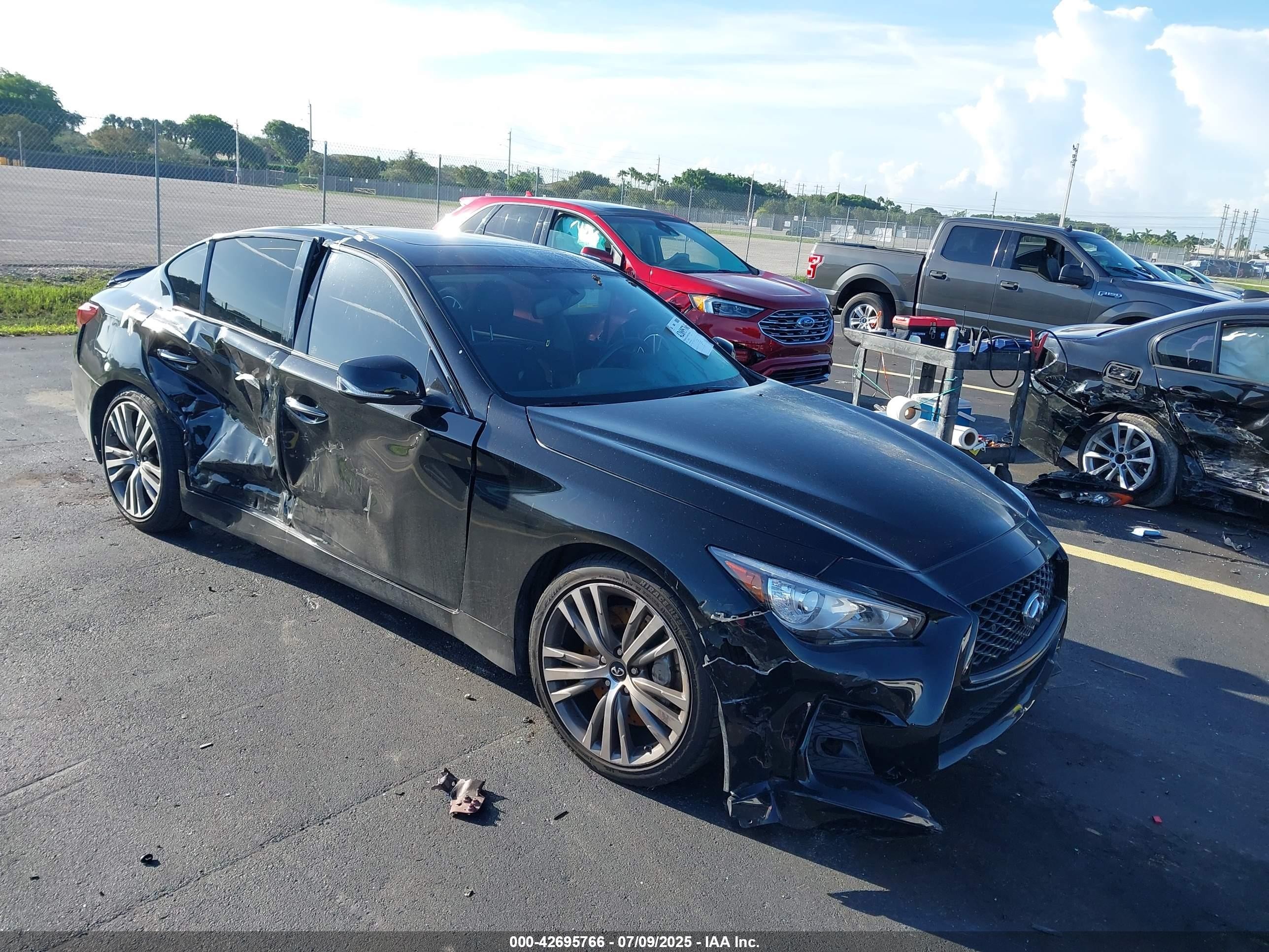 2019 Infiniti Q50 Luxe, VIN JN1EV7AP7KM516656 — Side