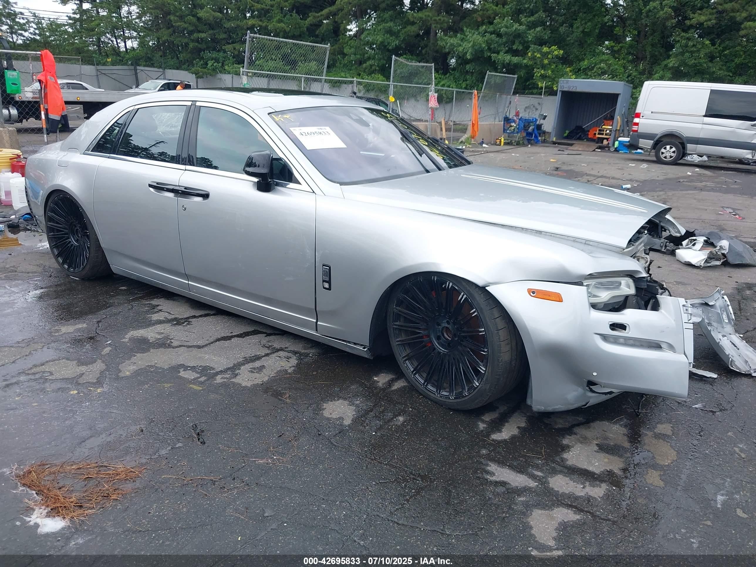 2016 Rolls-Royce Ghost, VIN SCA664S59GUX53724 — Front end