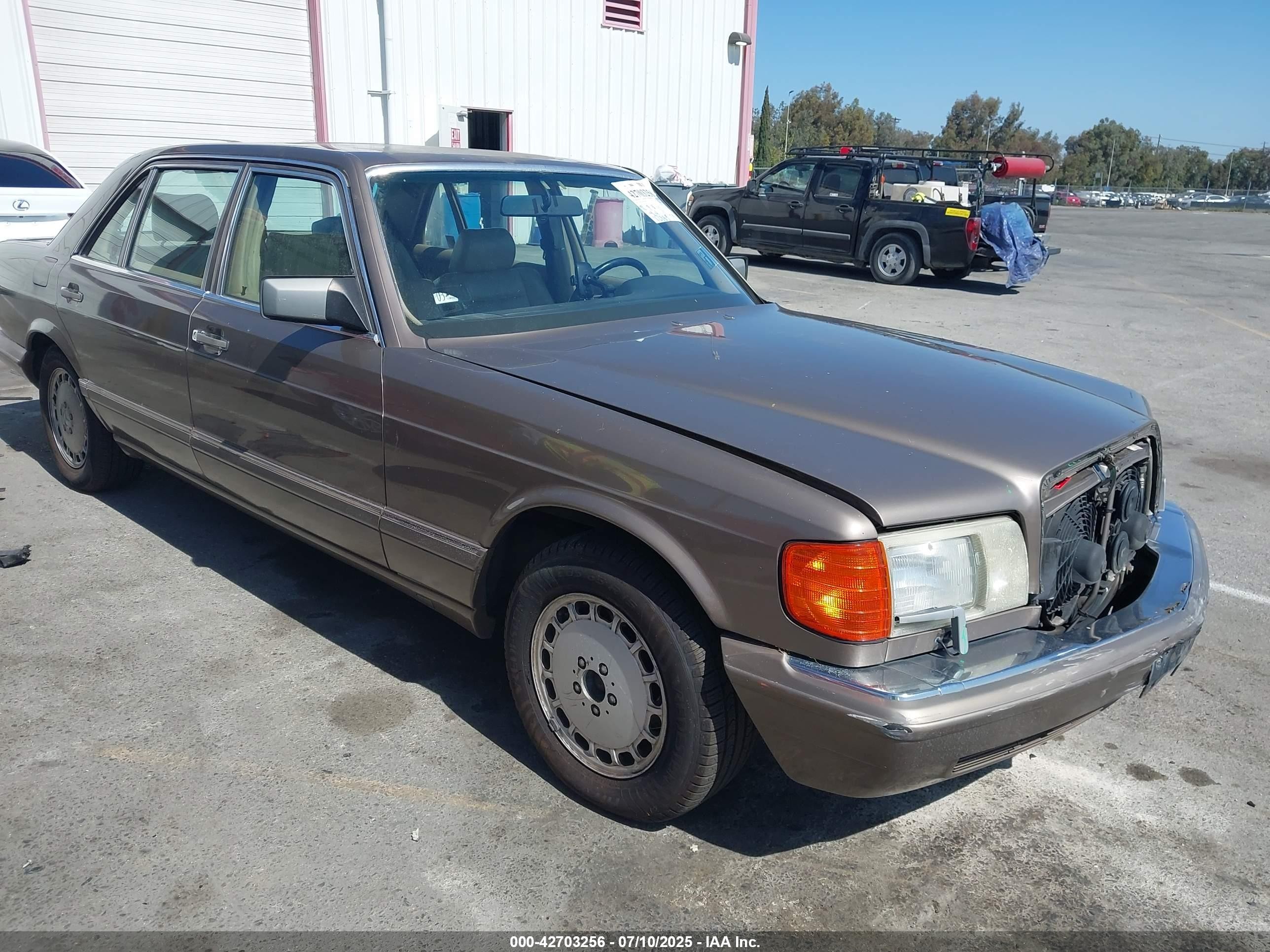 1990 Mercedes-Benz 420 SEL, VIN WDBCA35E3LA523820 — Front end
