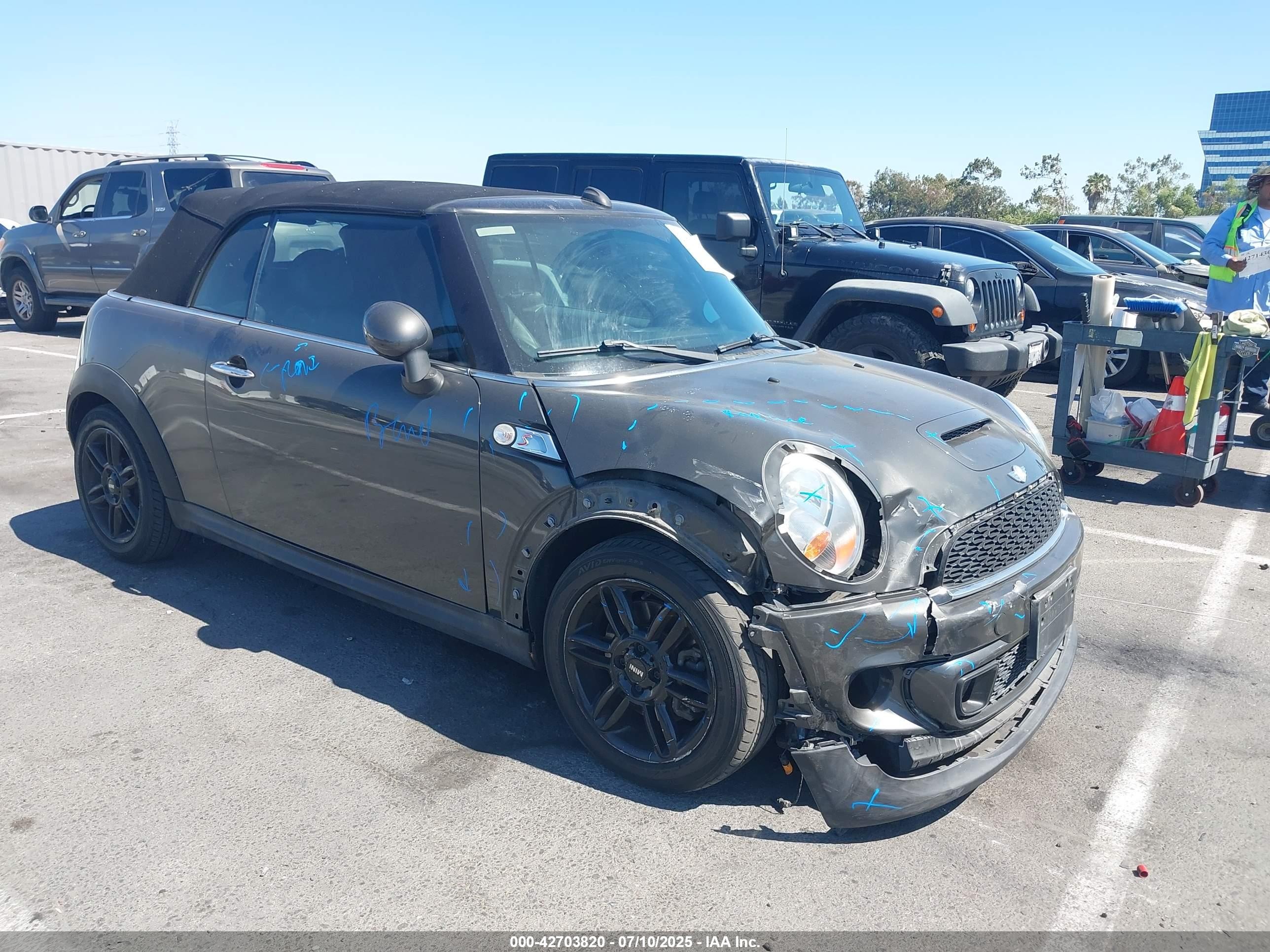 2011 MINI Convertible S, VIN WMWZP3C57BTX83232 — Перед