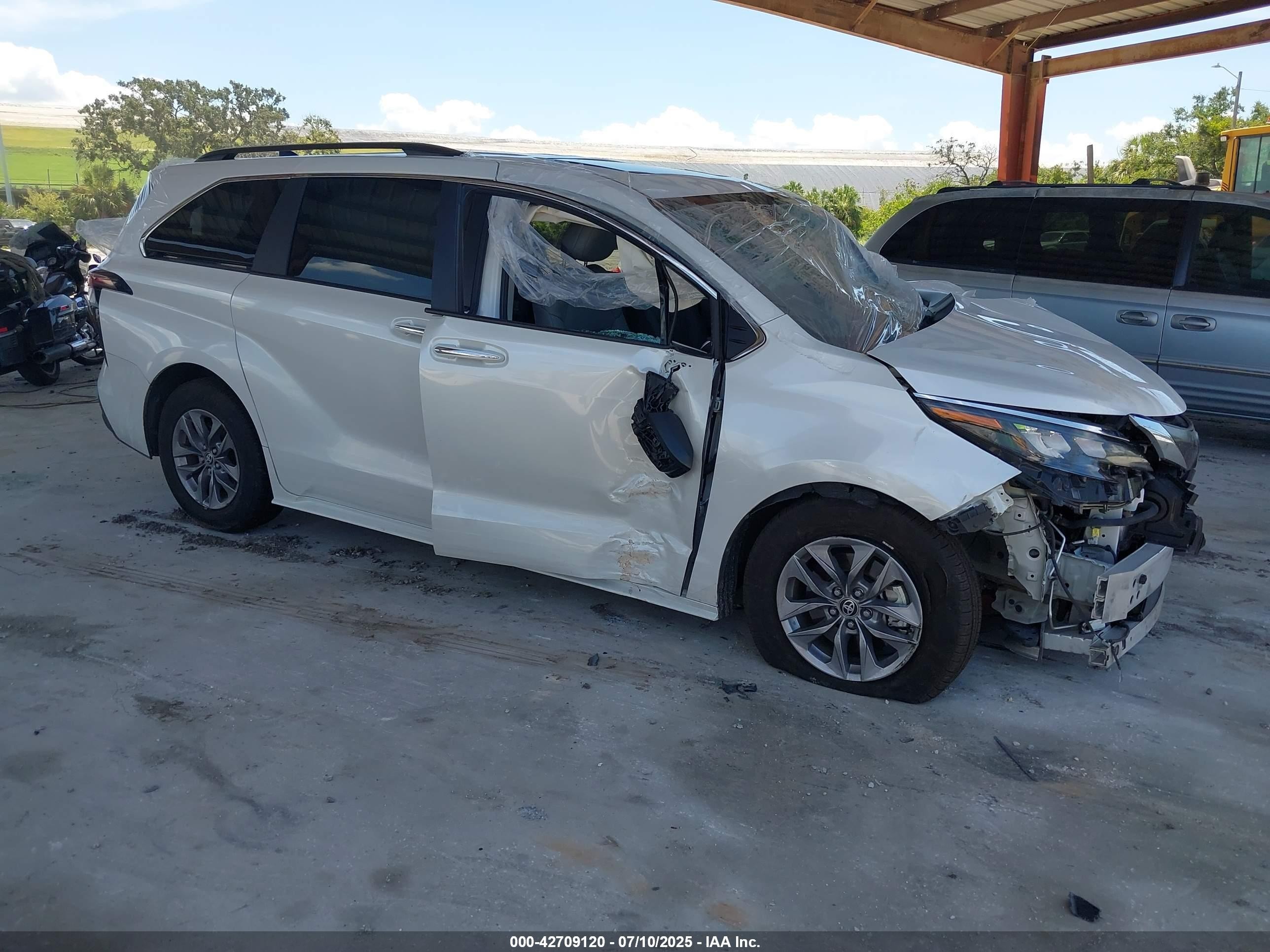 2024 Toyota Sienna XLE, VIN 5TDYRKEC9RS191094 — All over