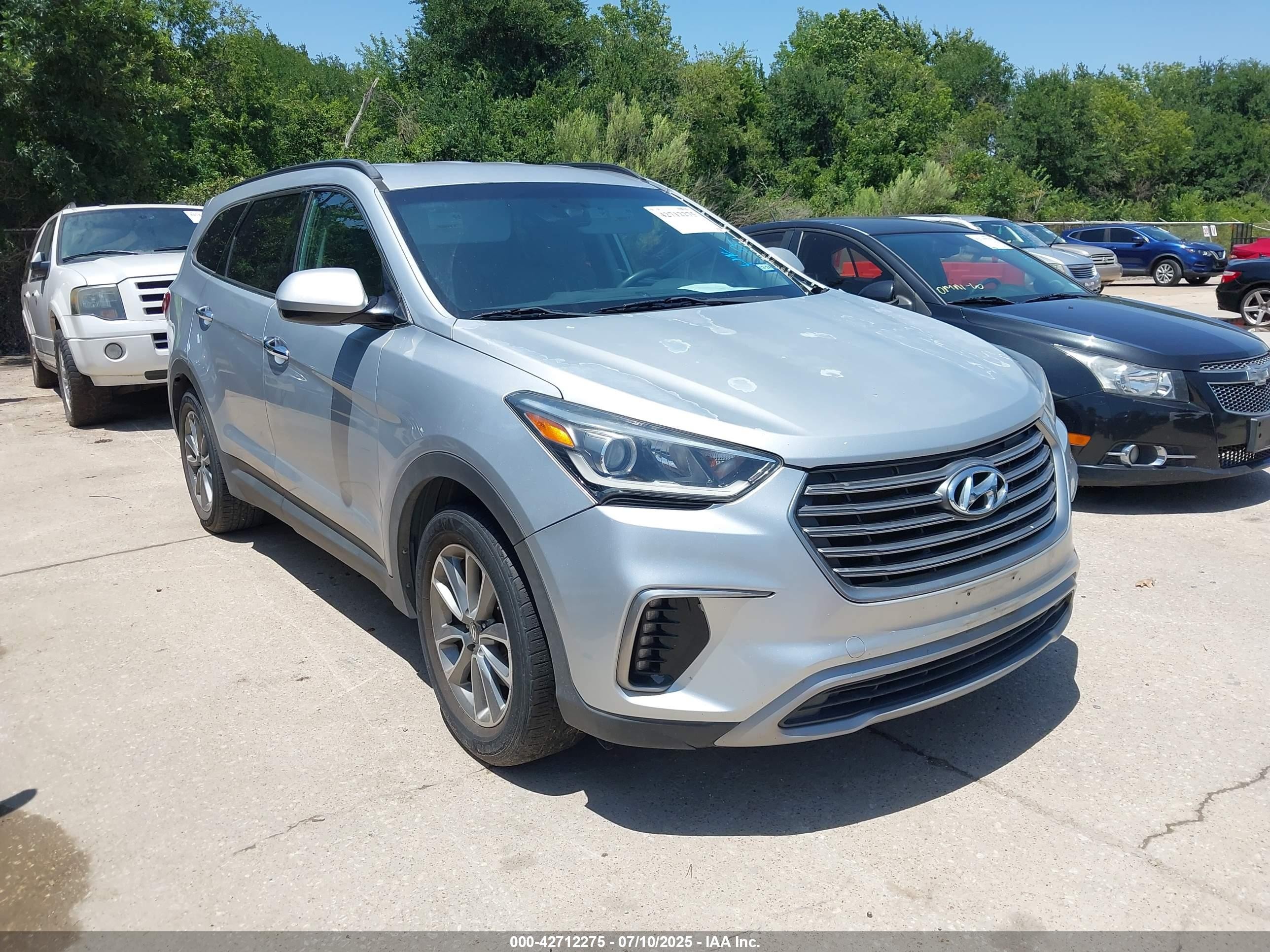 2017 Hyundai Santa Fe SE, VIN KM8SM4HF8HU200993 — Front end