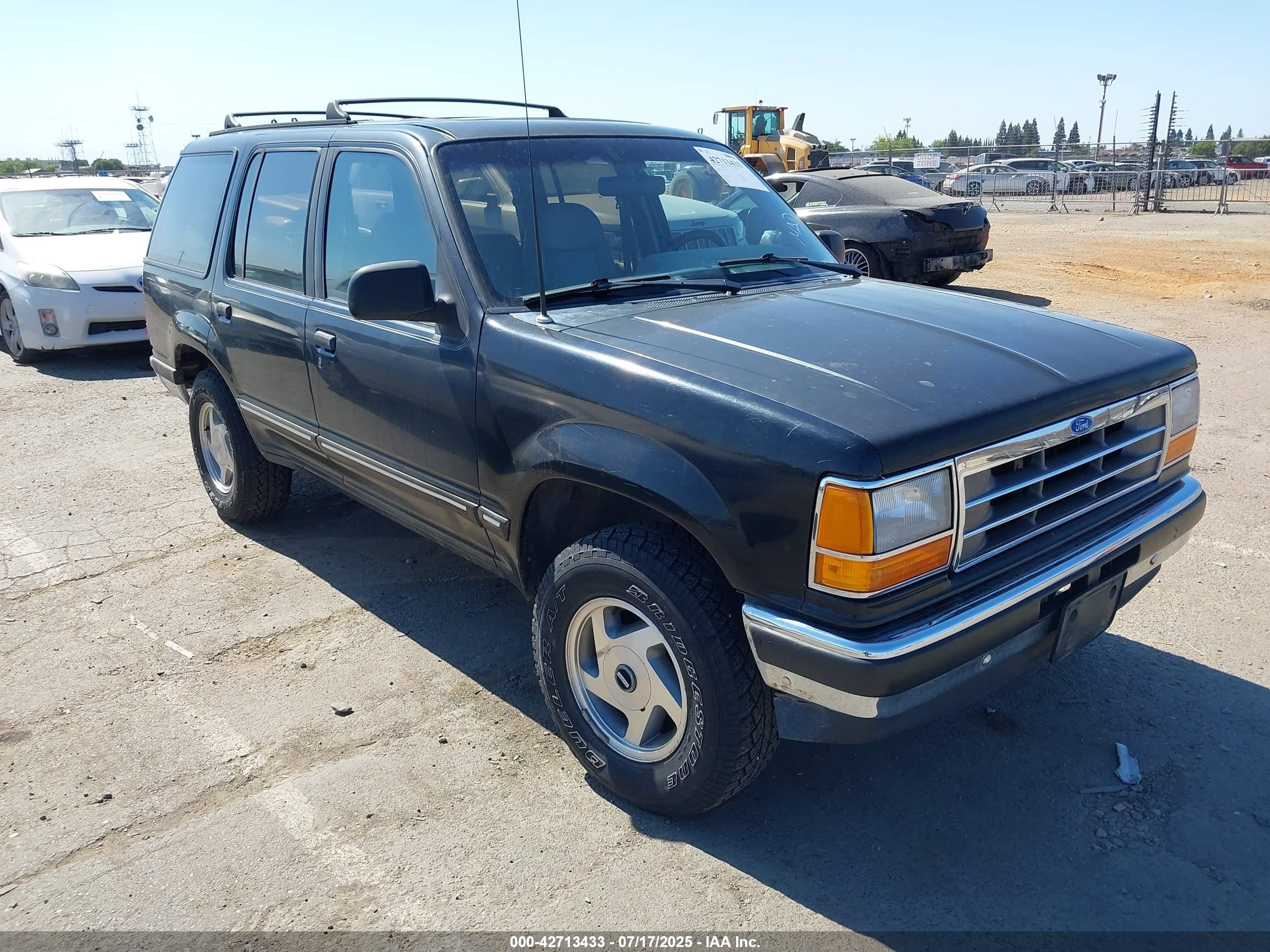 1991 Ford Explorer XL, VIN 1FMDU34X7MUE01635 — Front end