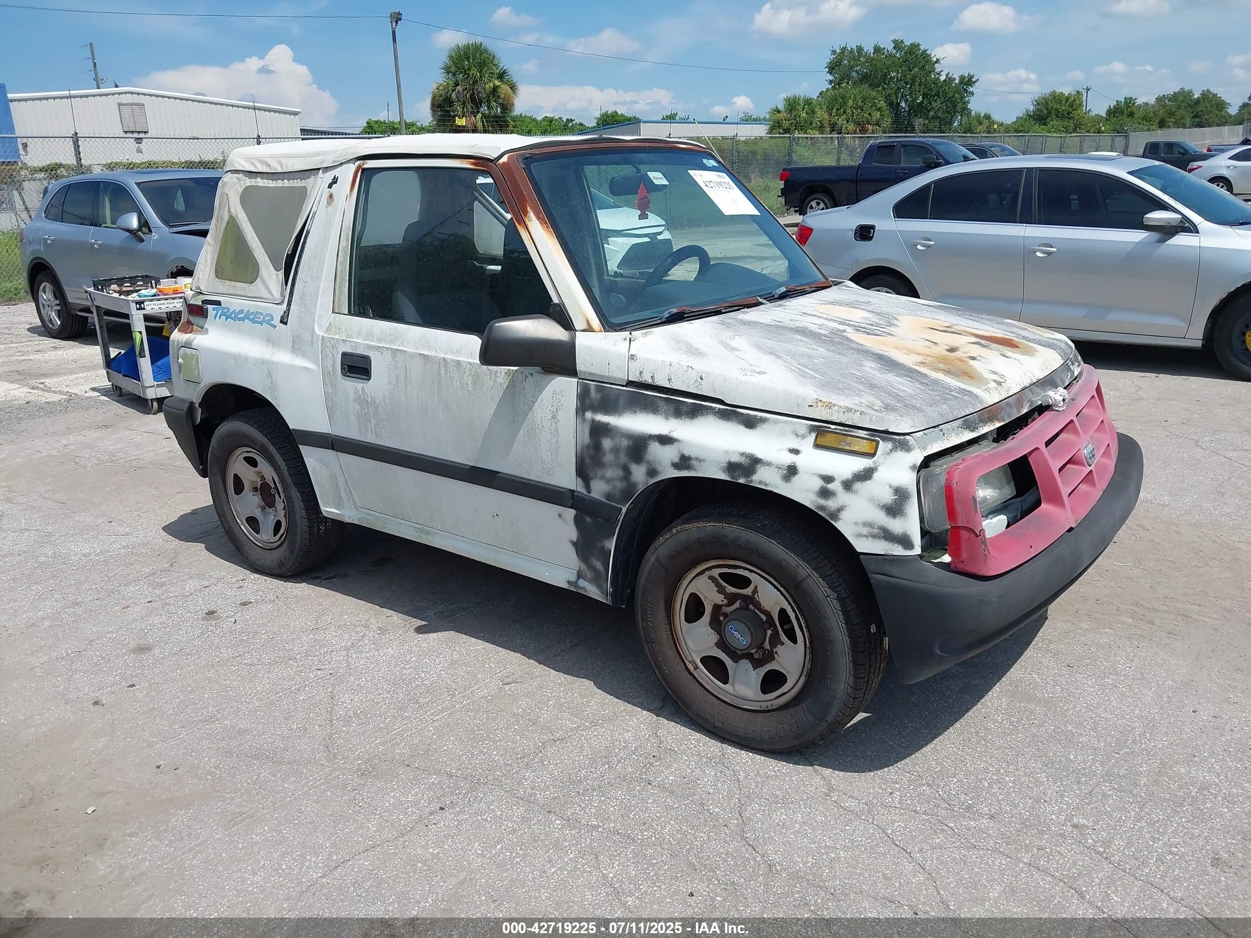 1996 Chevrolet Tracker, VIN 2CNBE1862T6948982 — Front end