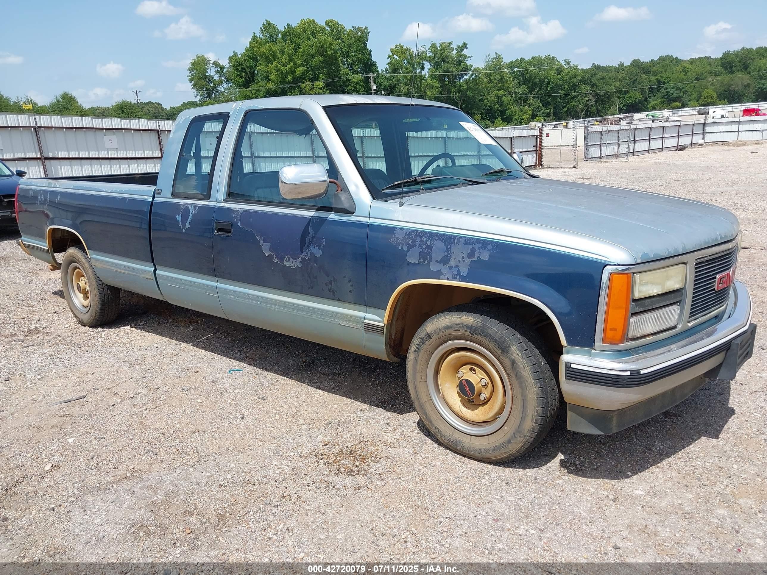 1990 GMC Sierra 2500, VIN 2GTFC29K3L1515164 — Side