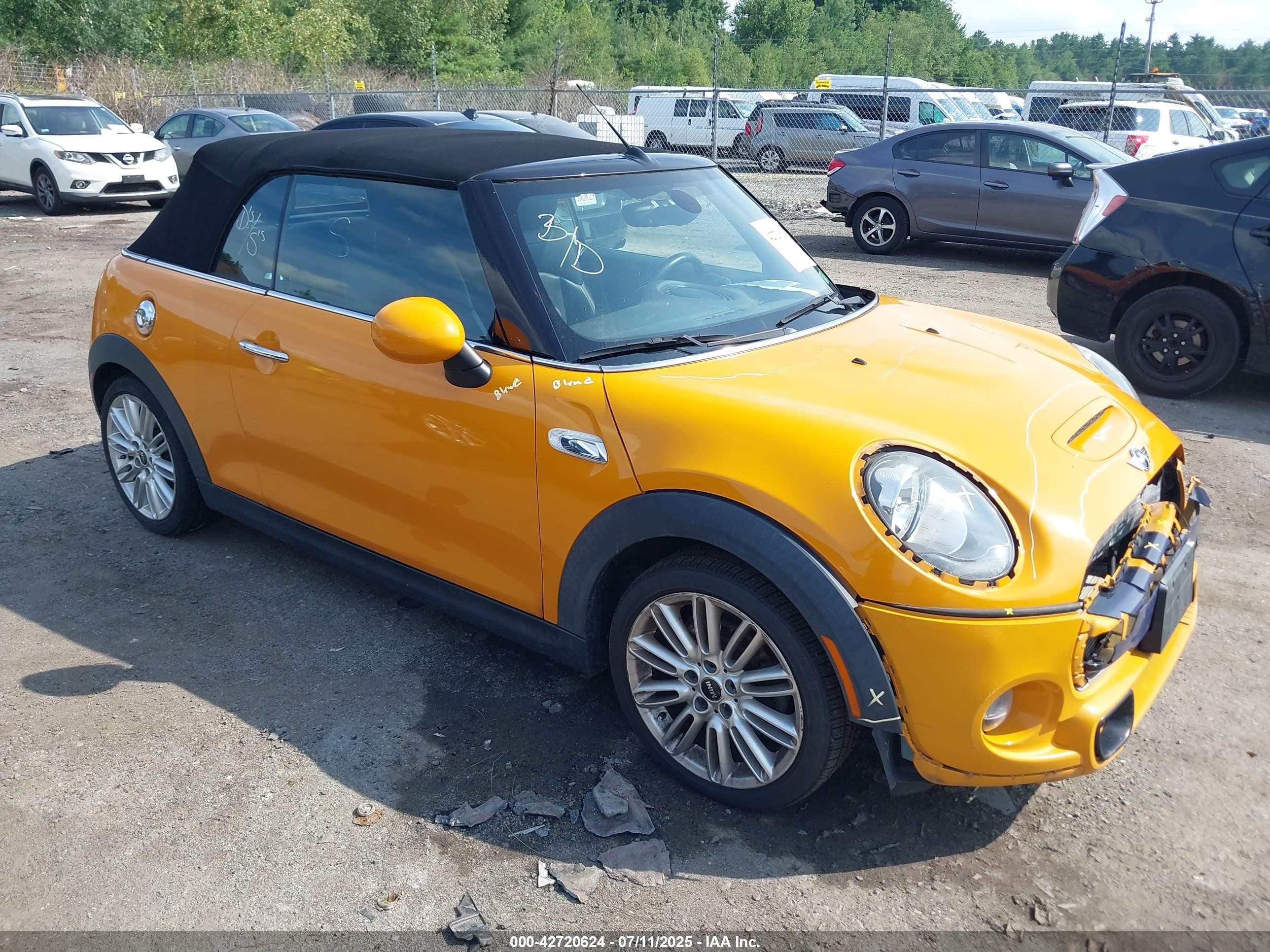 2017 MINI Convertible Cooper S, VIN WMWWG9C56H3C22974 — Перед