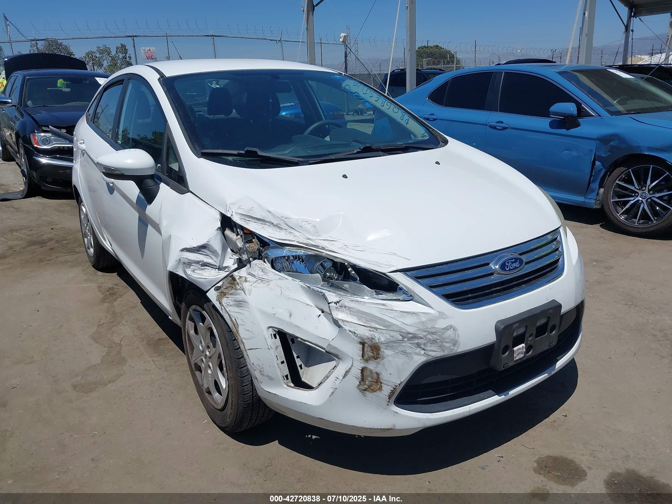2013 Ford Fiesta SE, VIN 3FADP4BJ3DM162739 — Front end