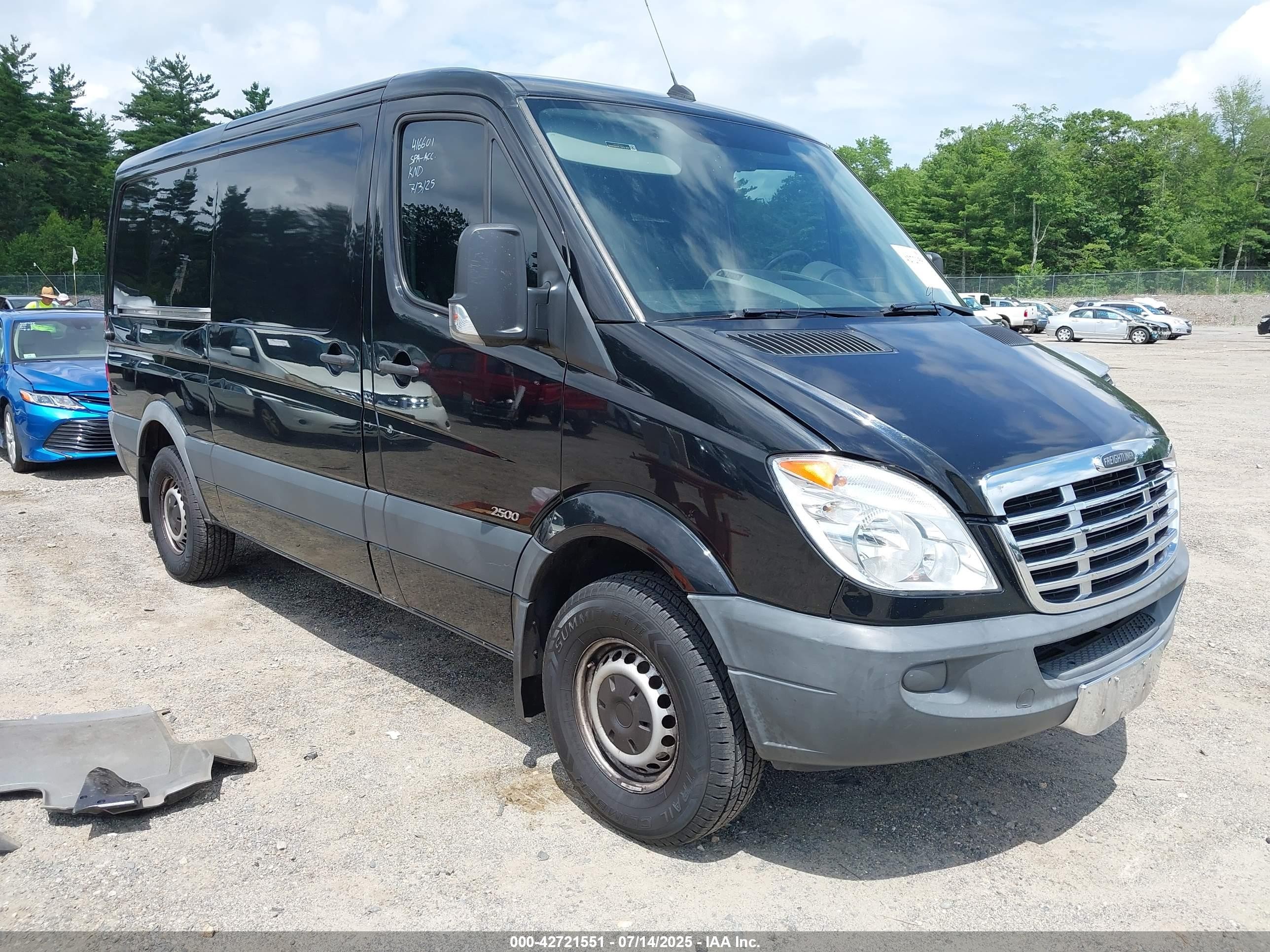 2013 Freightliner Sprinter, VIN WDYPE7CC4D5812106 — Бок