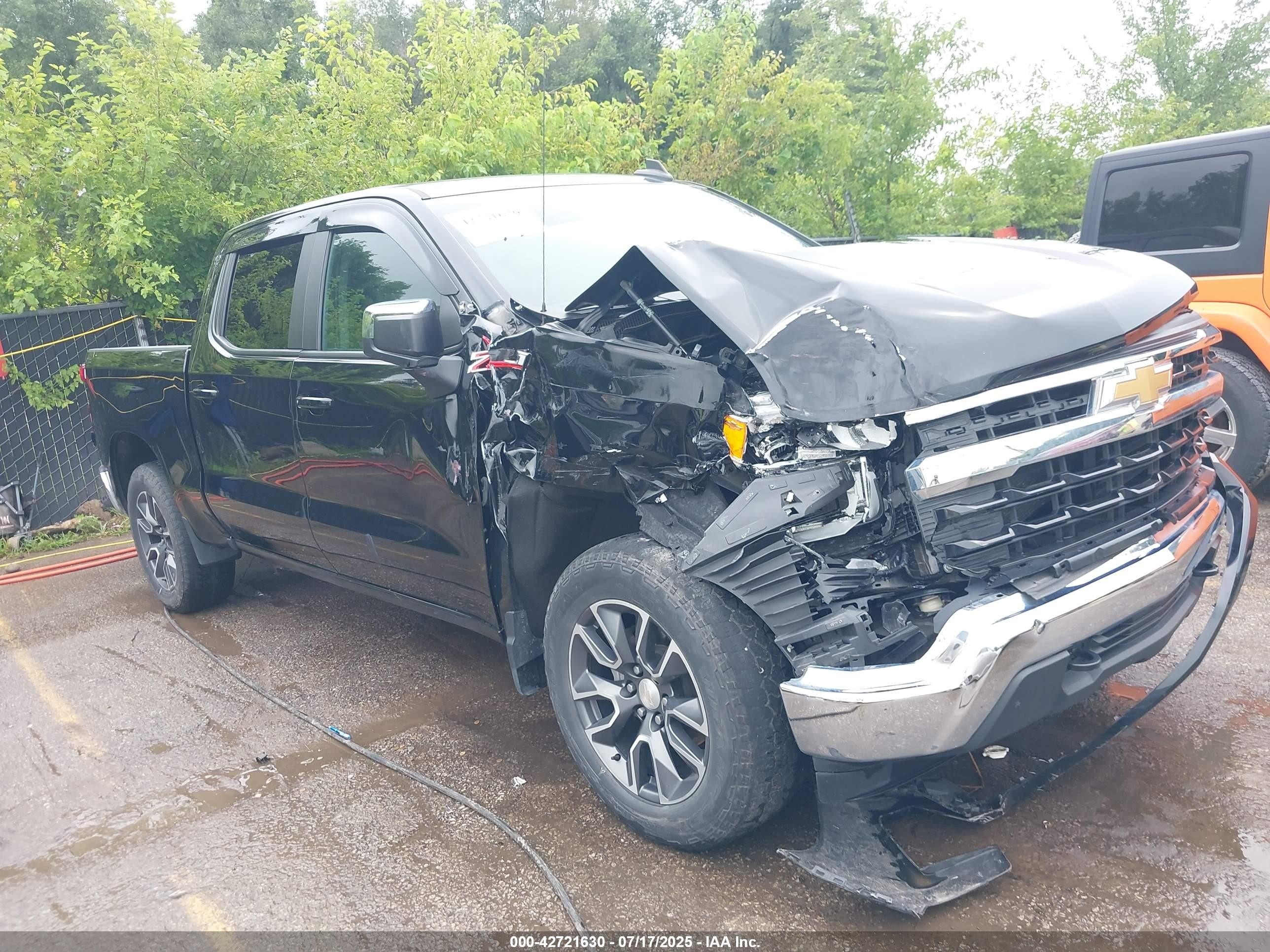 2022 Chevrolet Silverado 1500 LT, VIN 1GCUDDEDXNZ588176 — Front end