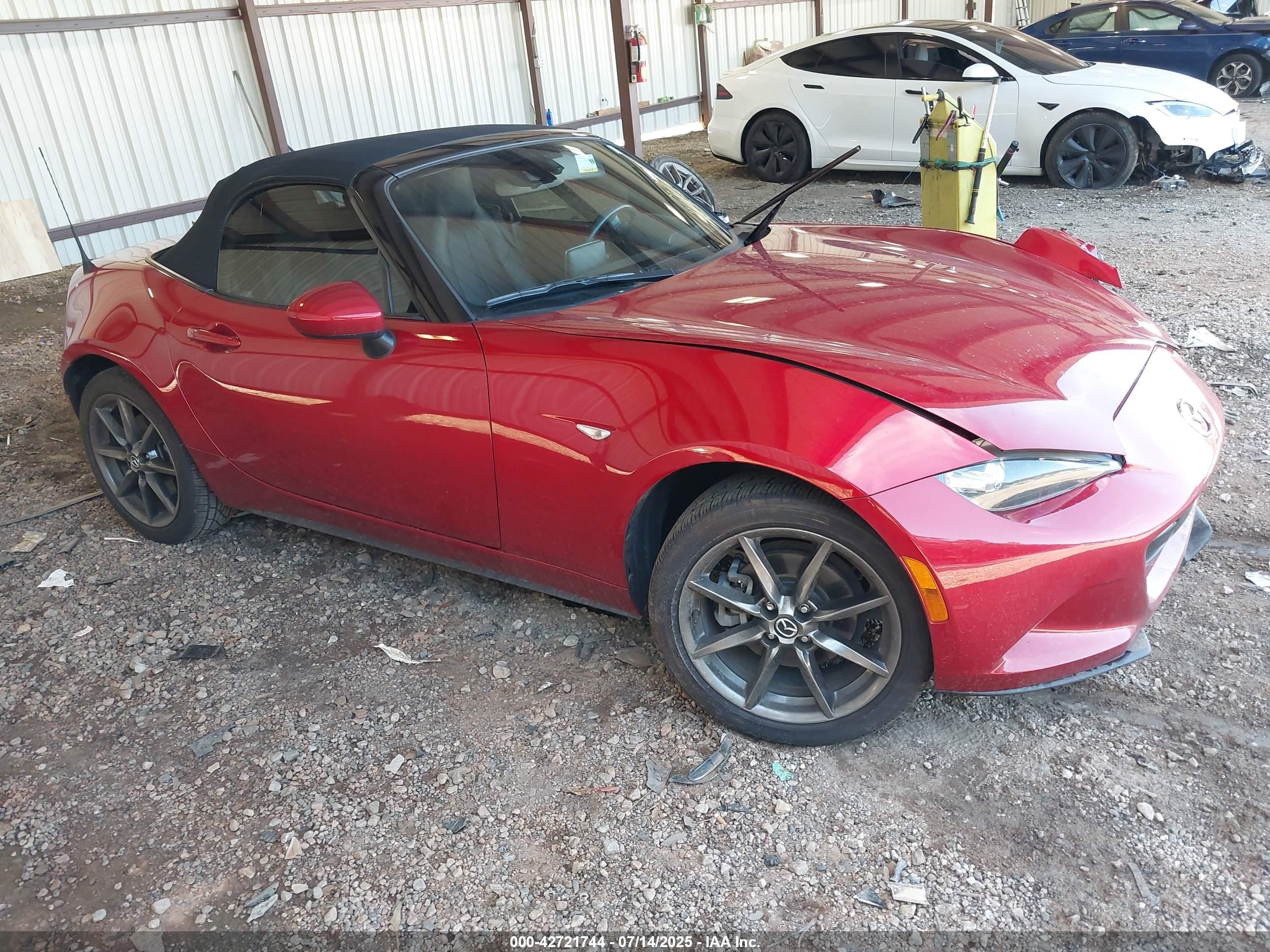 2016 Mazda MX-5 Miata Grand Touring, VIN JM1NDAD7XG0116274 — Side
