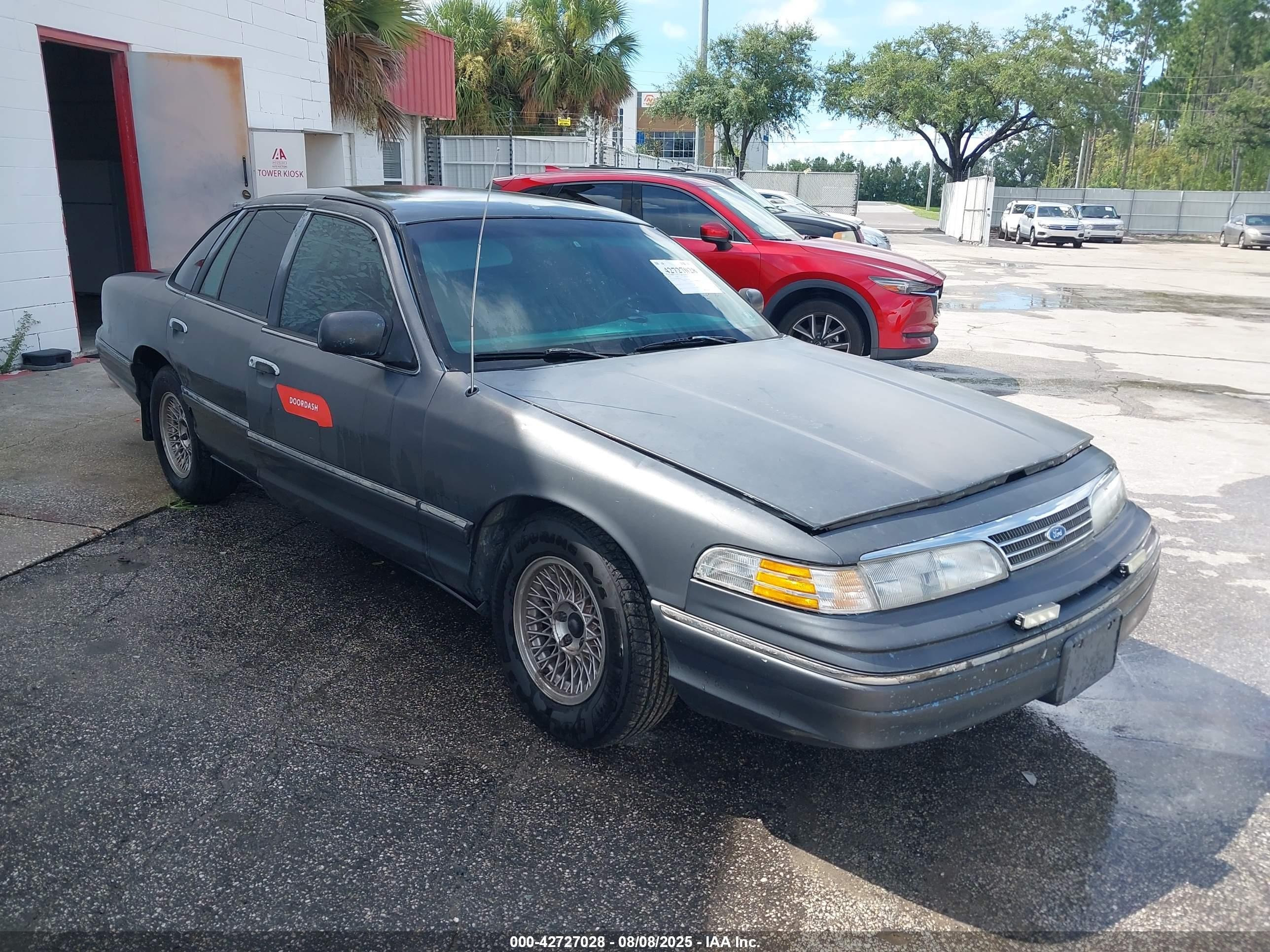 1994 Ford Crown Victoria LX, VIN 2FALP74W9RX141685 — Side