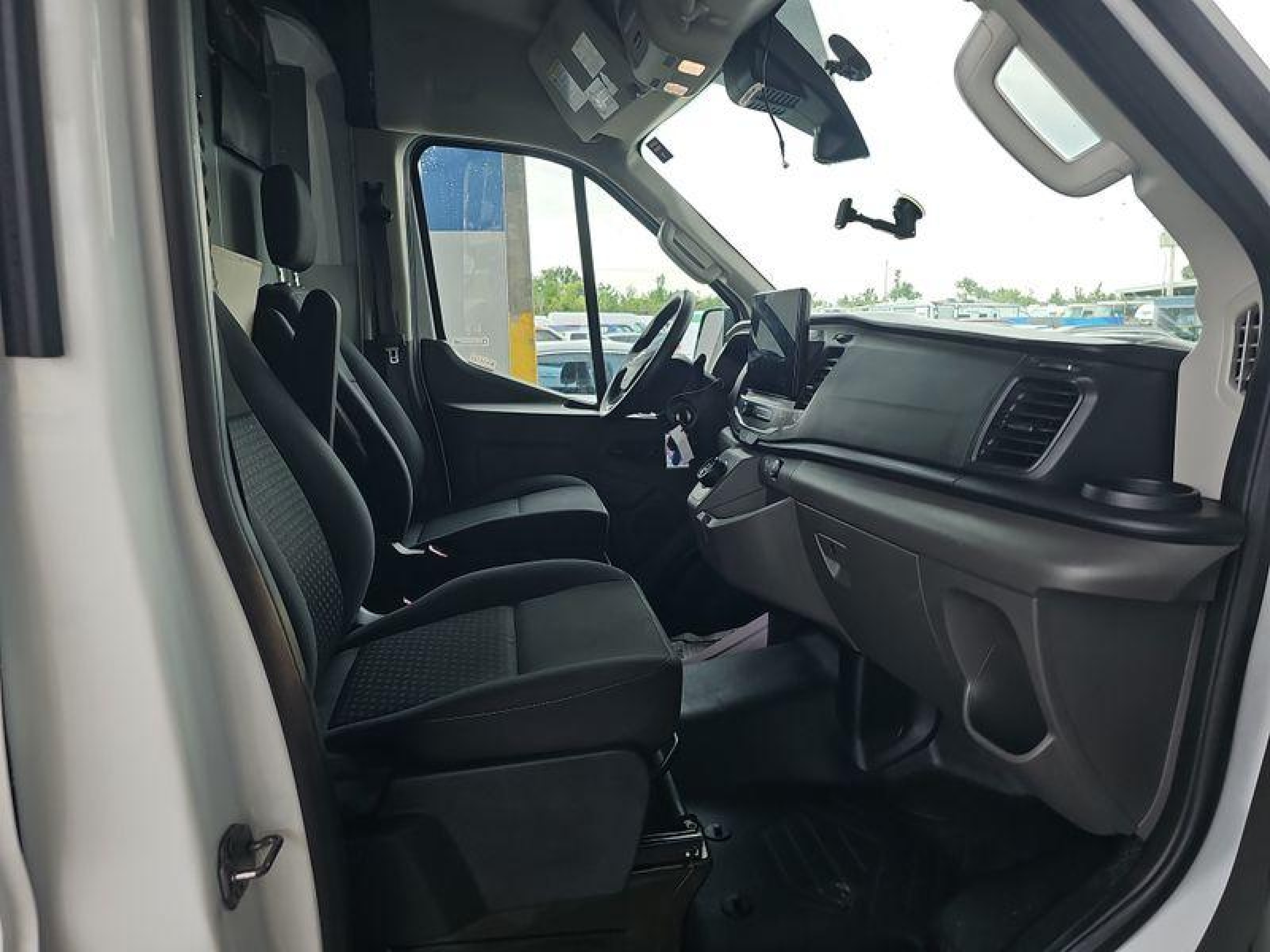 2022 Ford E-Transit Cargo, VIN 1FTBW9CK0NKA19975 — Normal wear