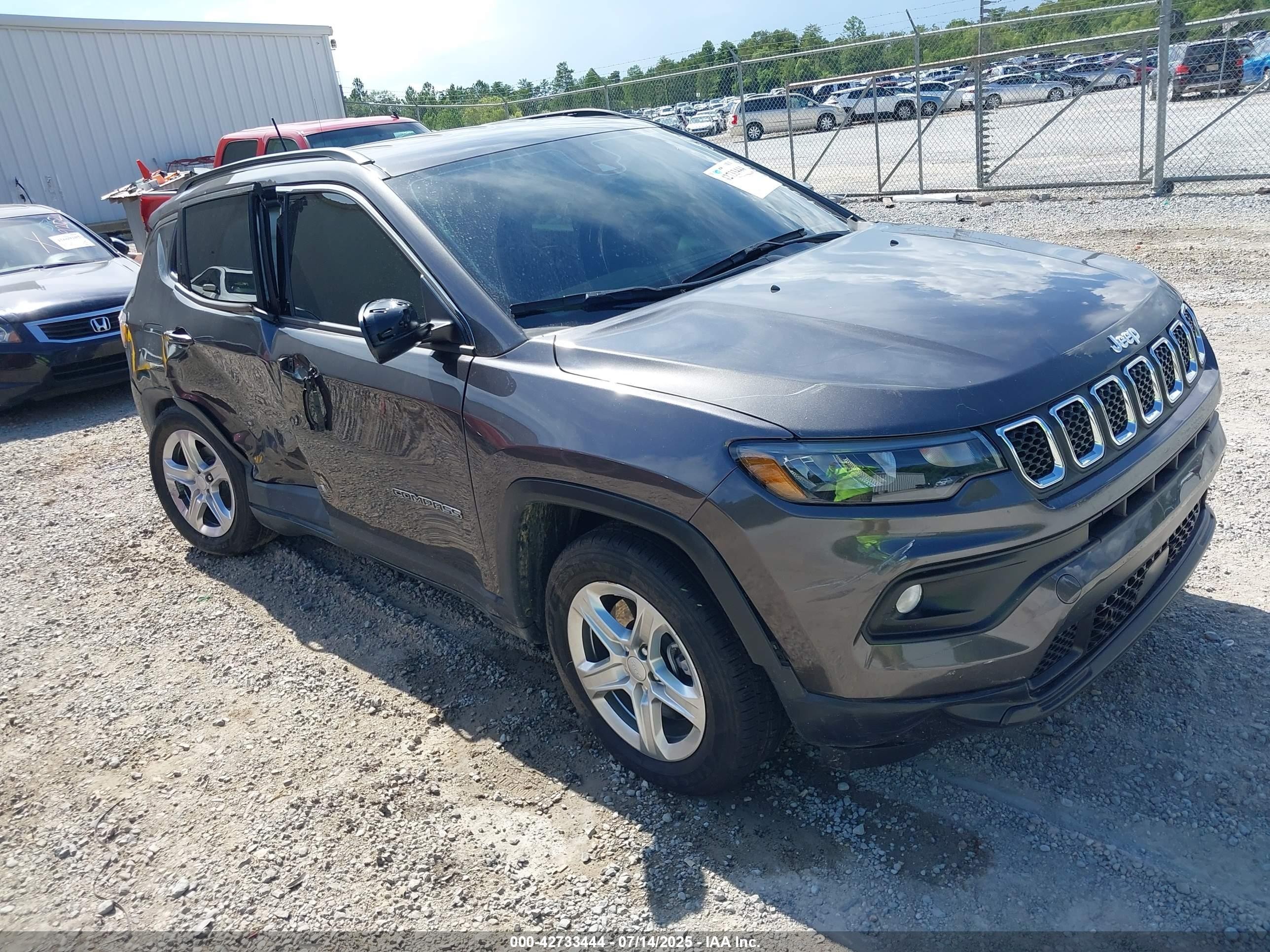 2023 Jeep Compass Latitude, VIN 3C4NJDBN5PT524440 — Side