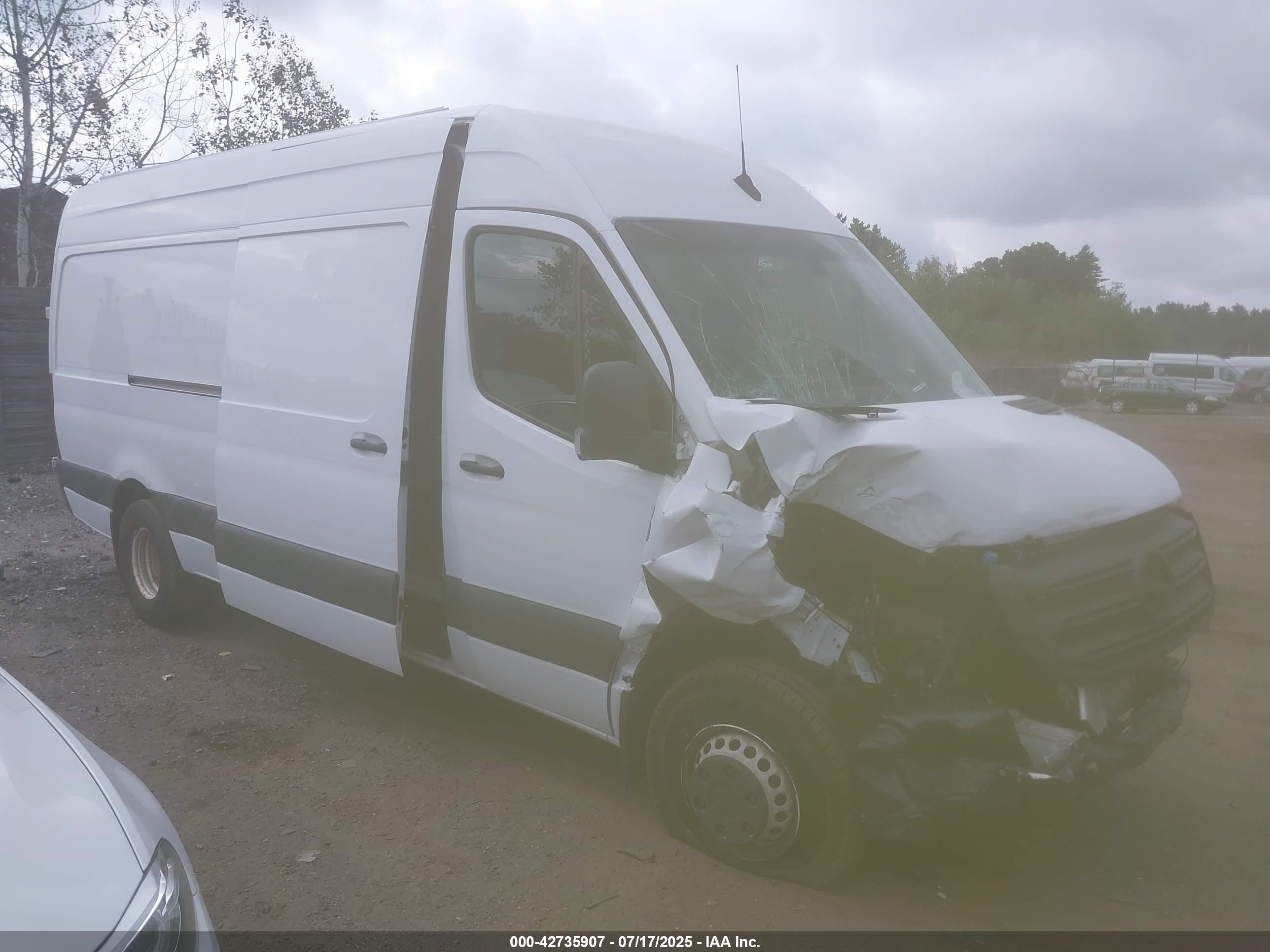 2019 Freightliner Sprinter, VIN WDRPF1CD2KT010175 — Front end