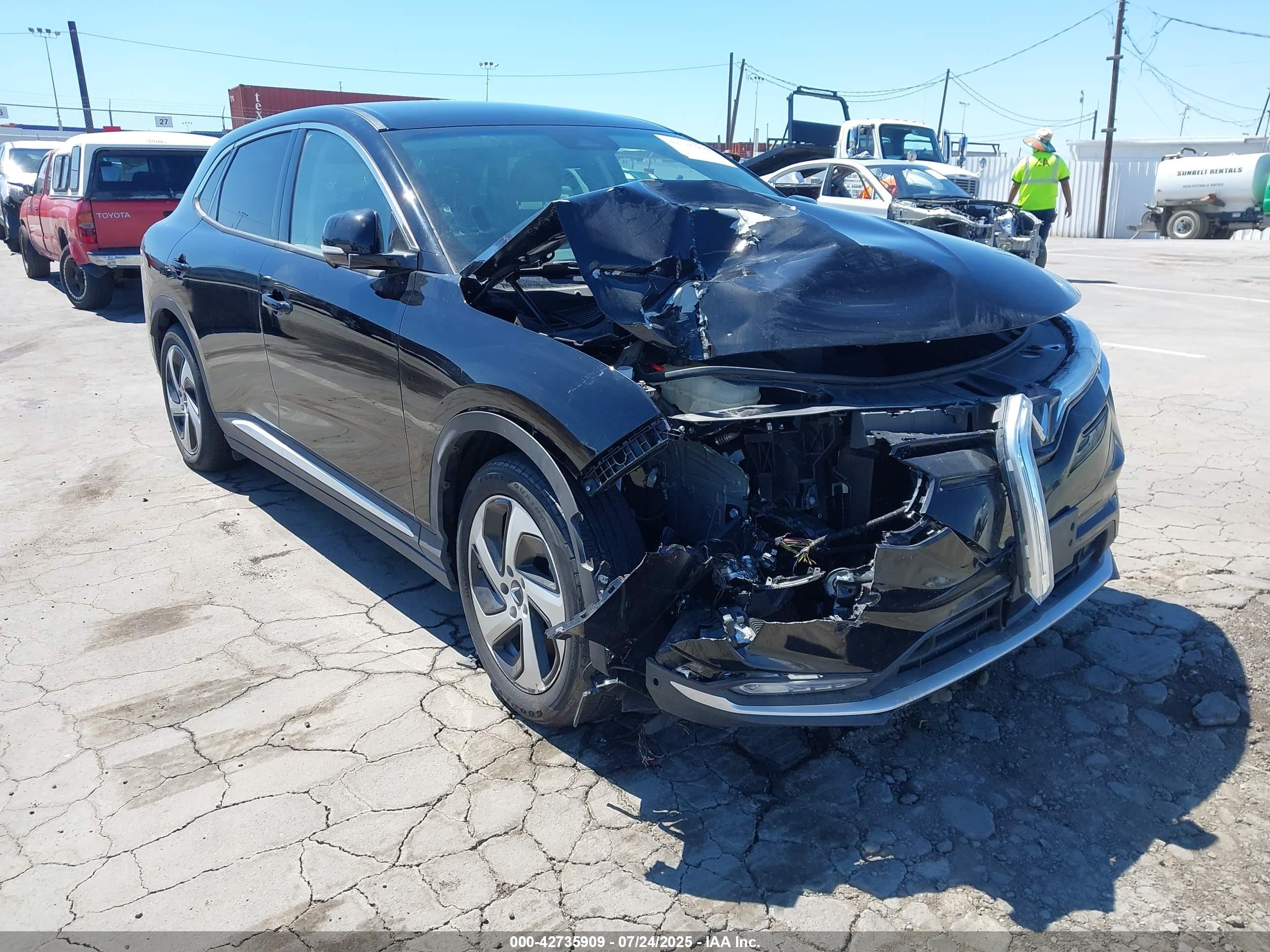 2023 VinFast VF 8 Eco, VIN RLLV1AEB5PH002606 — Front end