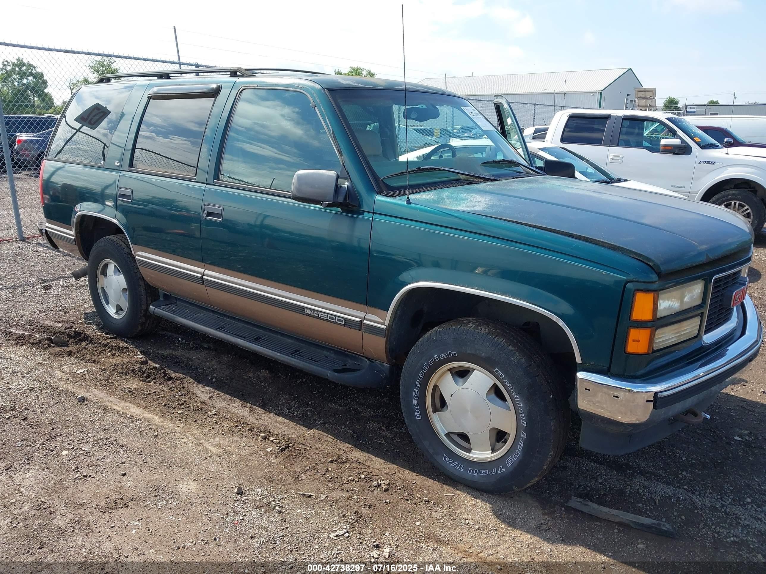 1997 GMC Yukon, VIN 1GKEK13R8VJ752342 — Normal wear