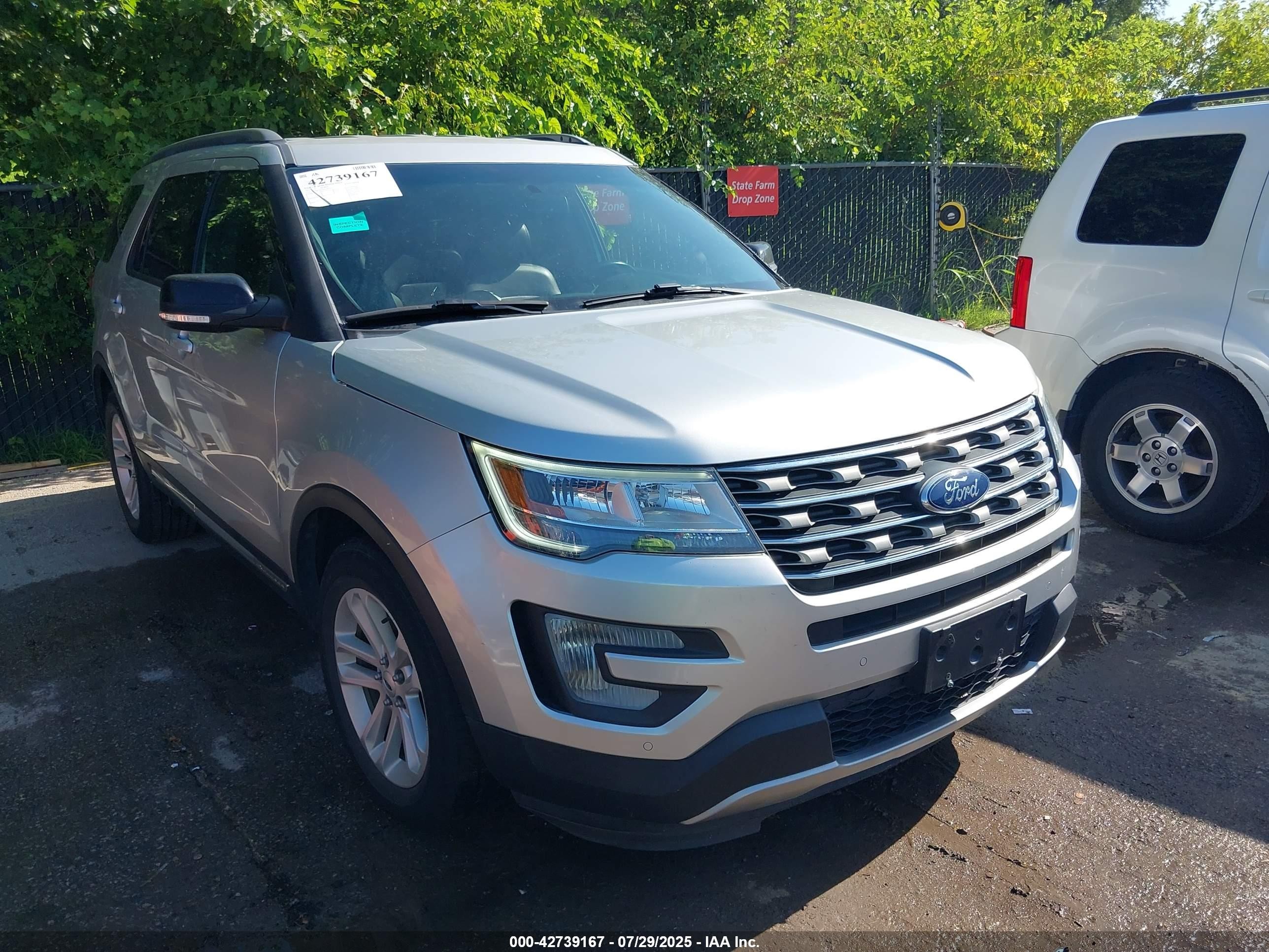 2017 Ford Explorer XLT, VIN 1FM5K7DH1HGA87656 — Side