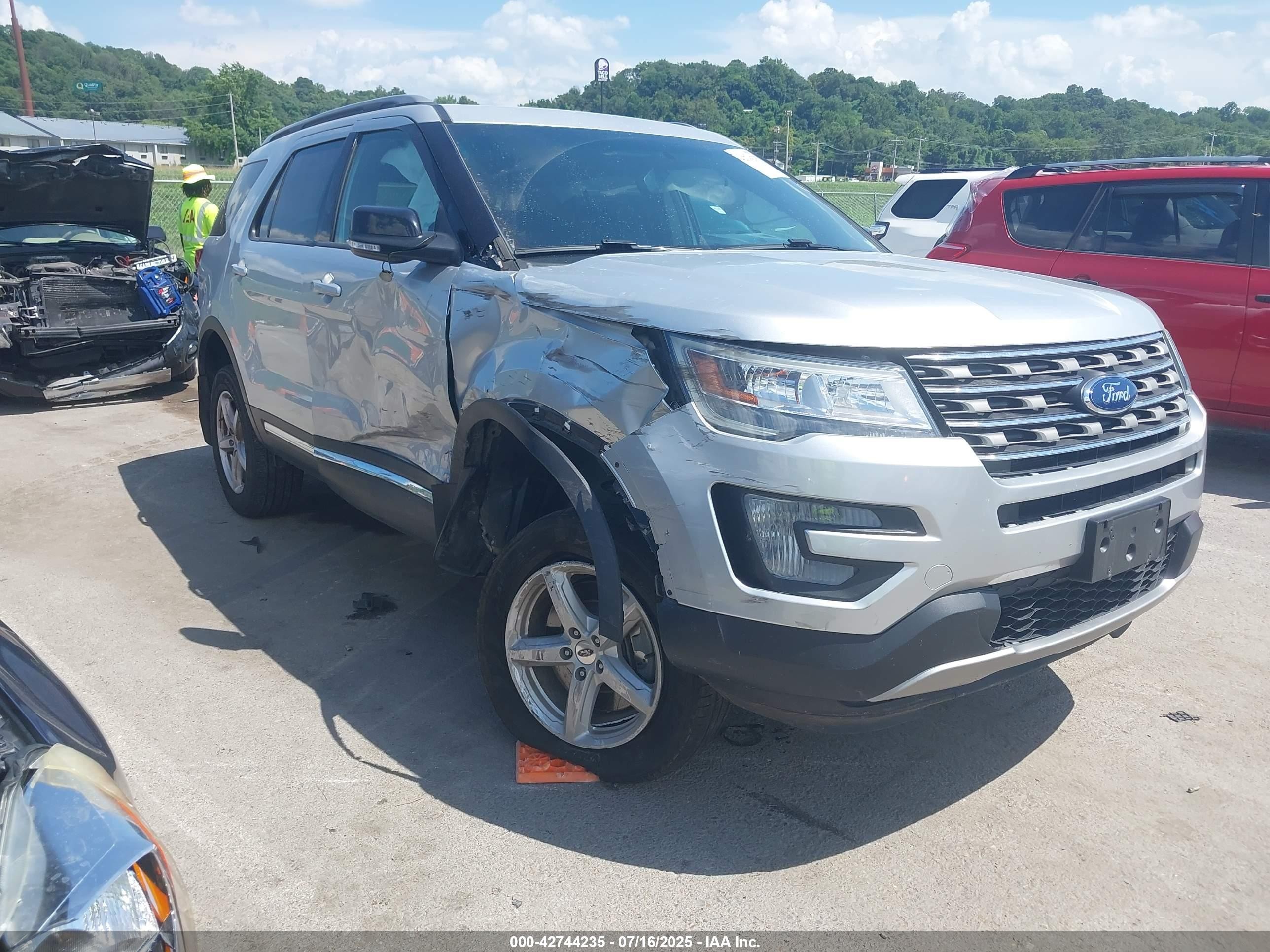 2017 Ford Explorer XLT, VIN 1FM5K8D88HGA87238 — Side