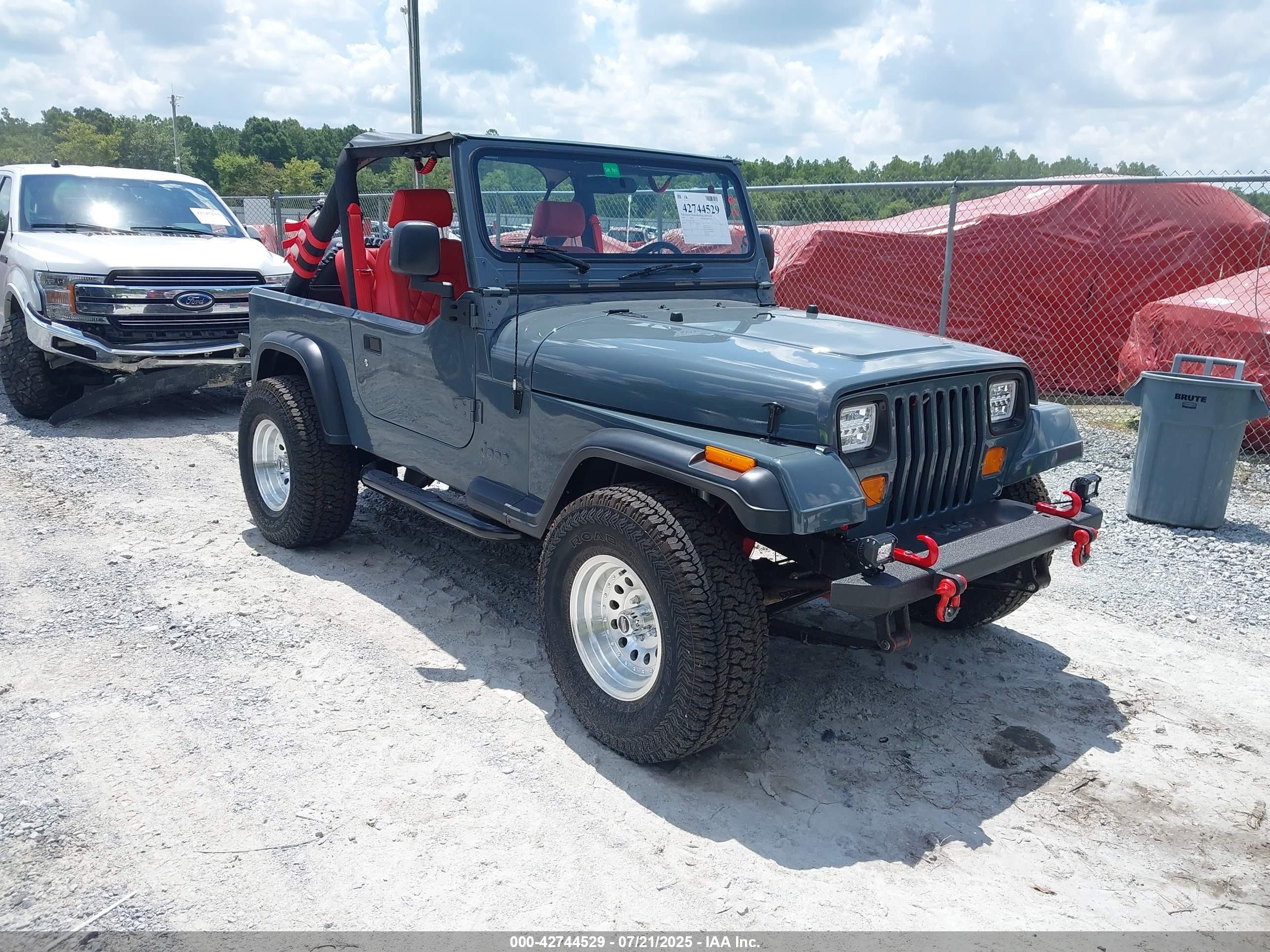 1989 Jeep Wrangler S, VIN 2J4FY19E4KJ127844 — Front end