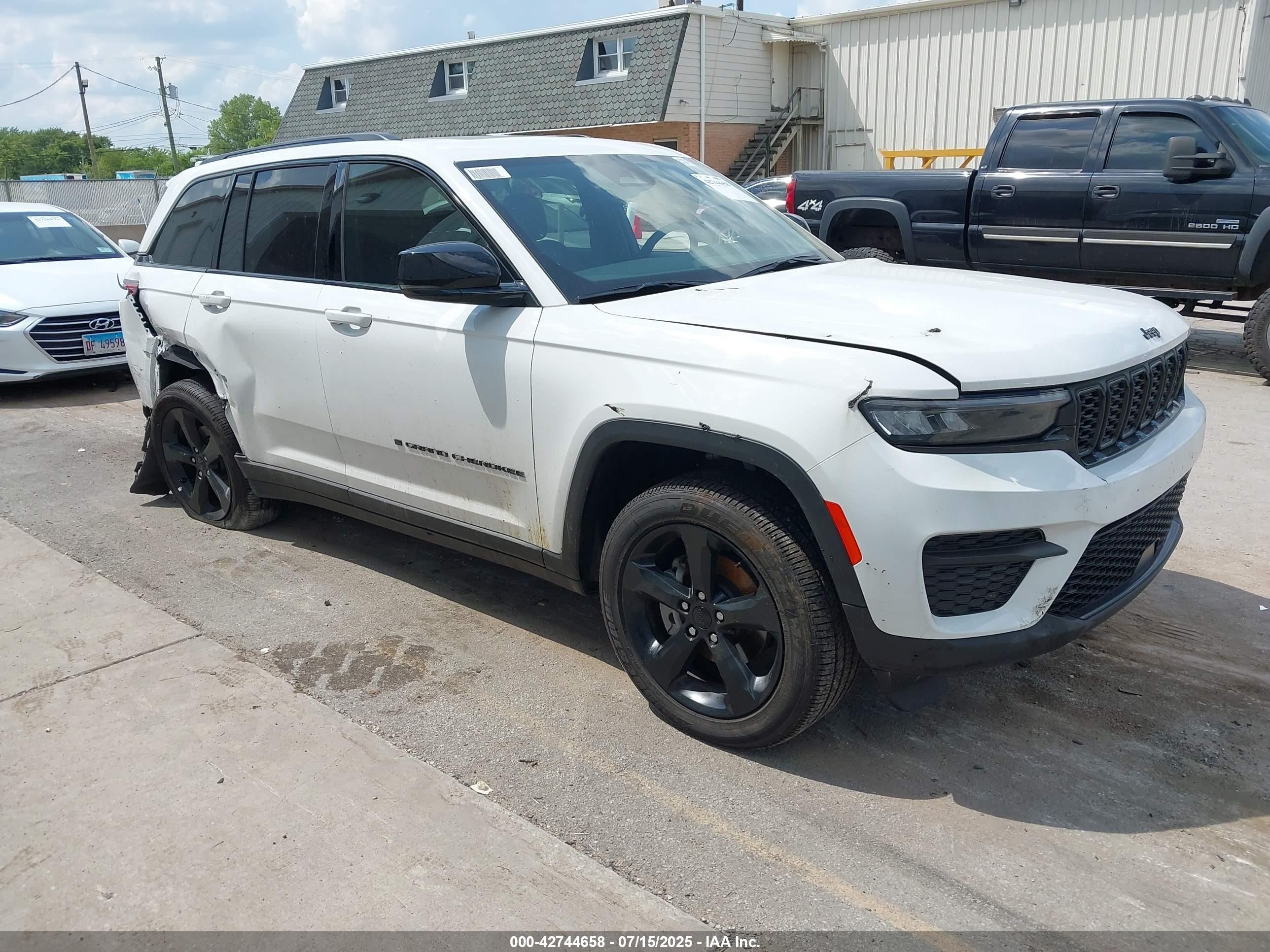 2025 Jeep Grand Cherokee Altitude X, VIN 1C4RJHAG2SC265521 — Rear end