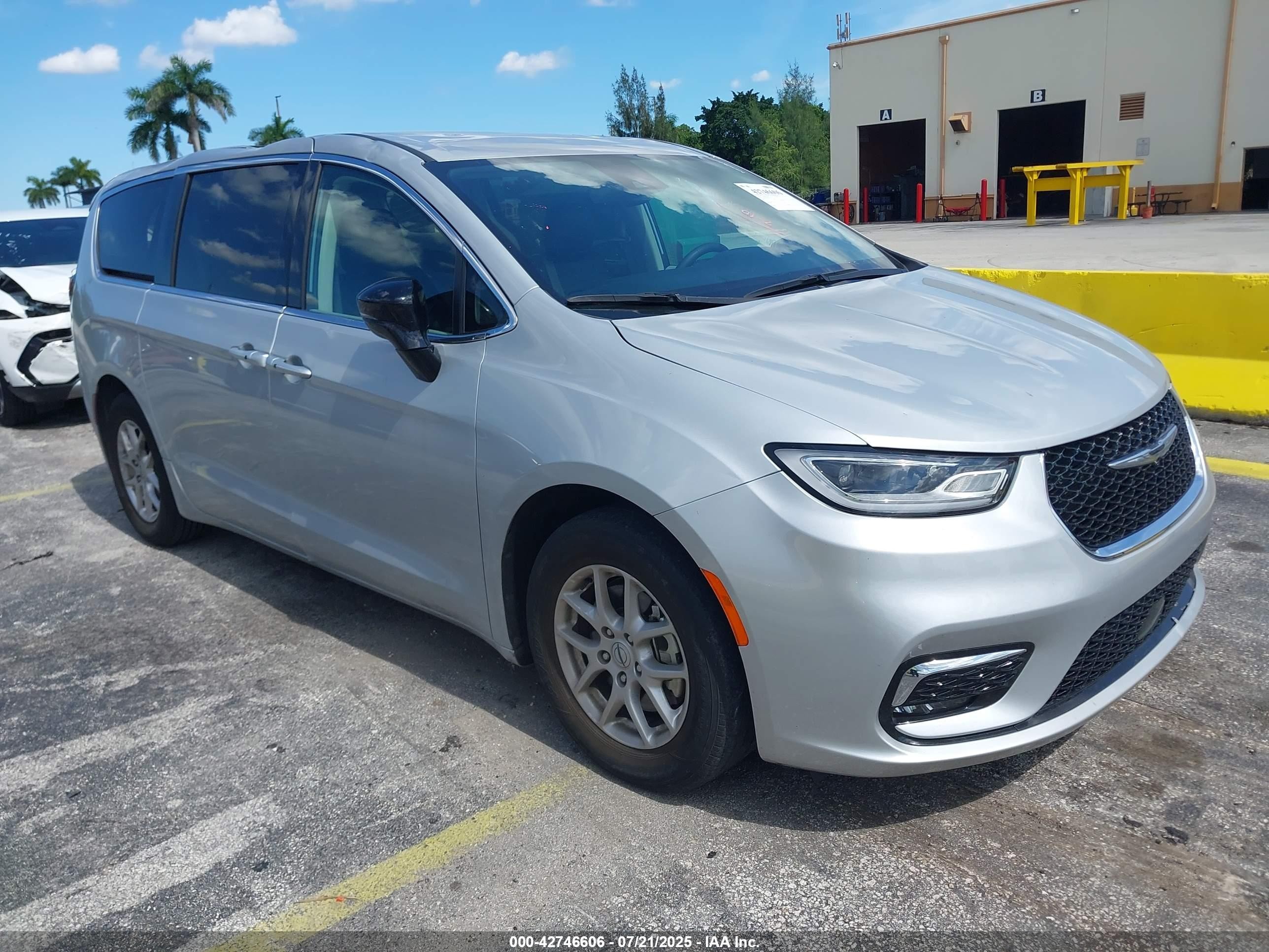 2024 Chrysler Pacifica Touring L, VIN 2C4RC1BGXRR123323 — Крыша