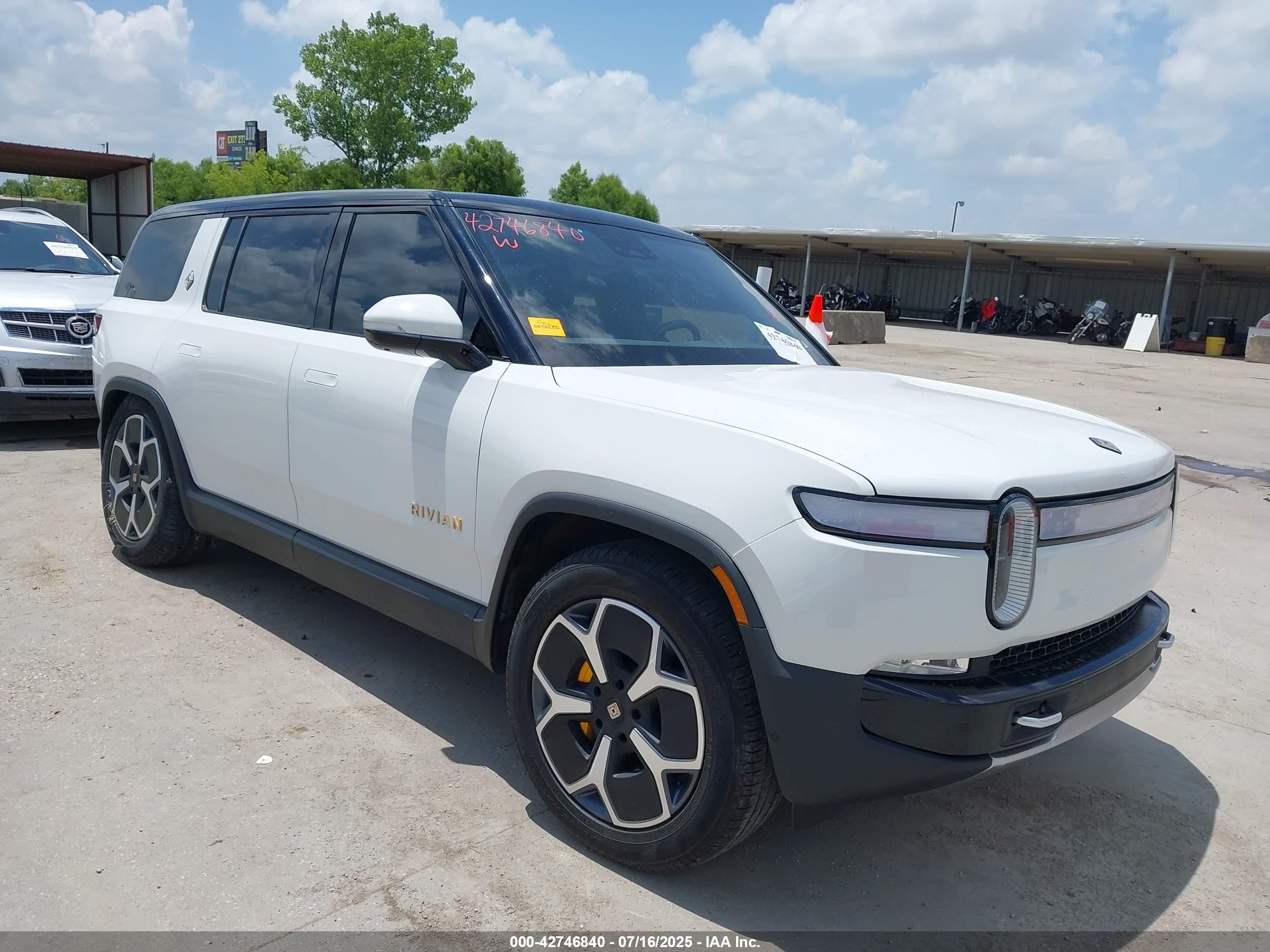 2024 Rivian R1S Adventure, VIN 7PDSGABA5RN035187 — Бок