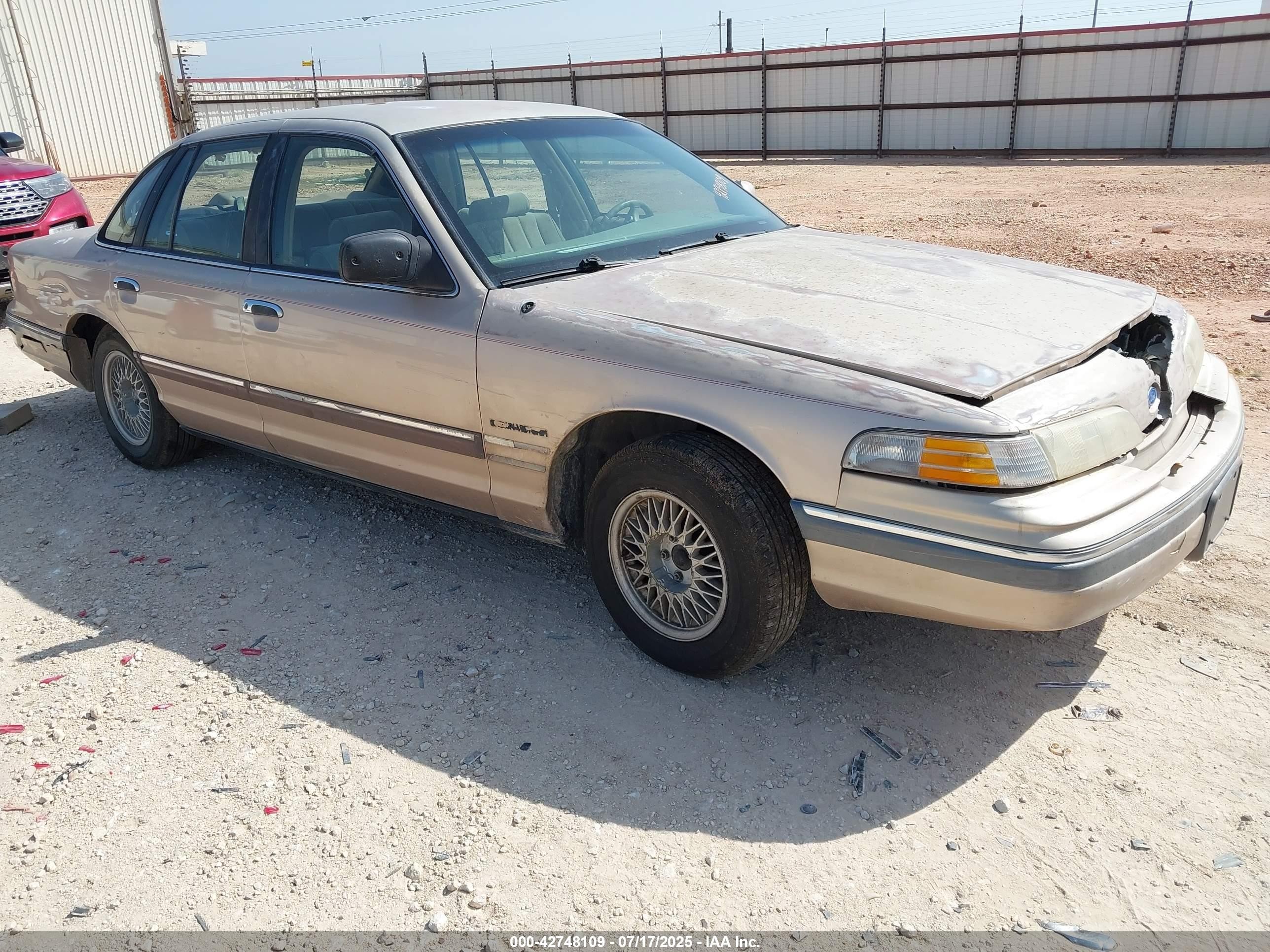1992 Ford Crown Victoria LX, VIN 2FACP74W9NX243126 — Front end