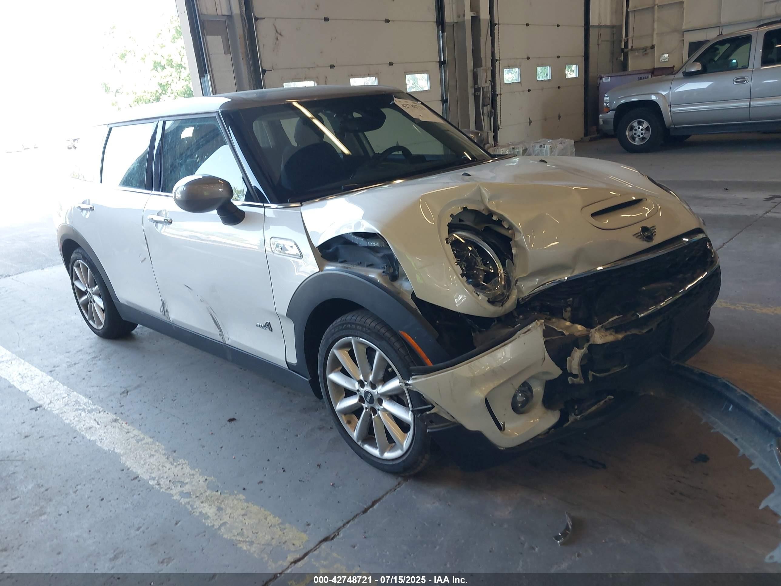 2024 MINI Clubman Cooper S, VIN WMWXJ1C01R2U30146 — Перед