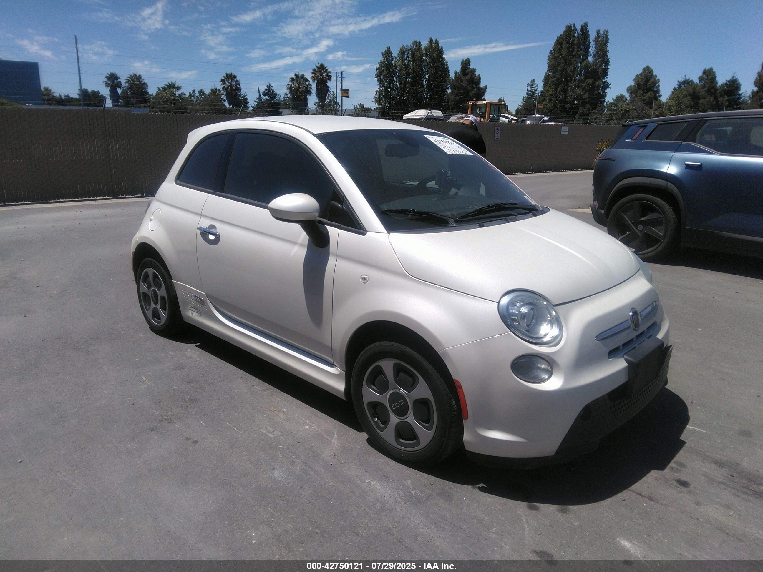 2015 FIAT 500e, VIN 3C3CFFGE4FT689671 — Normal wear