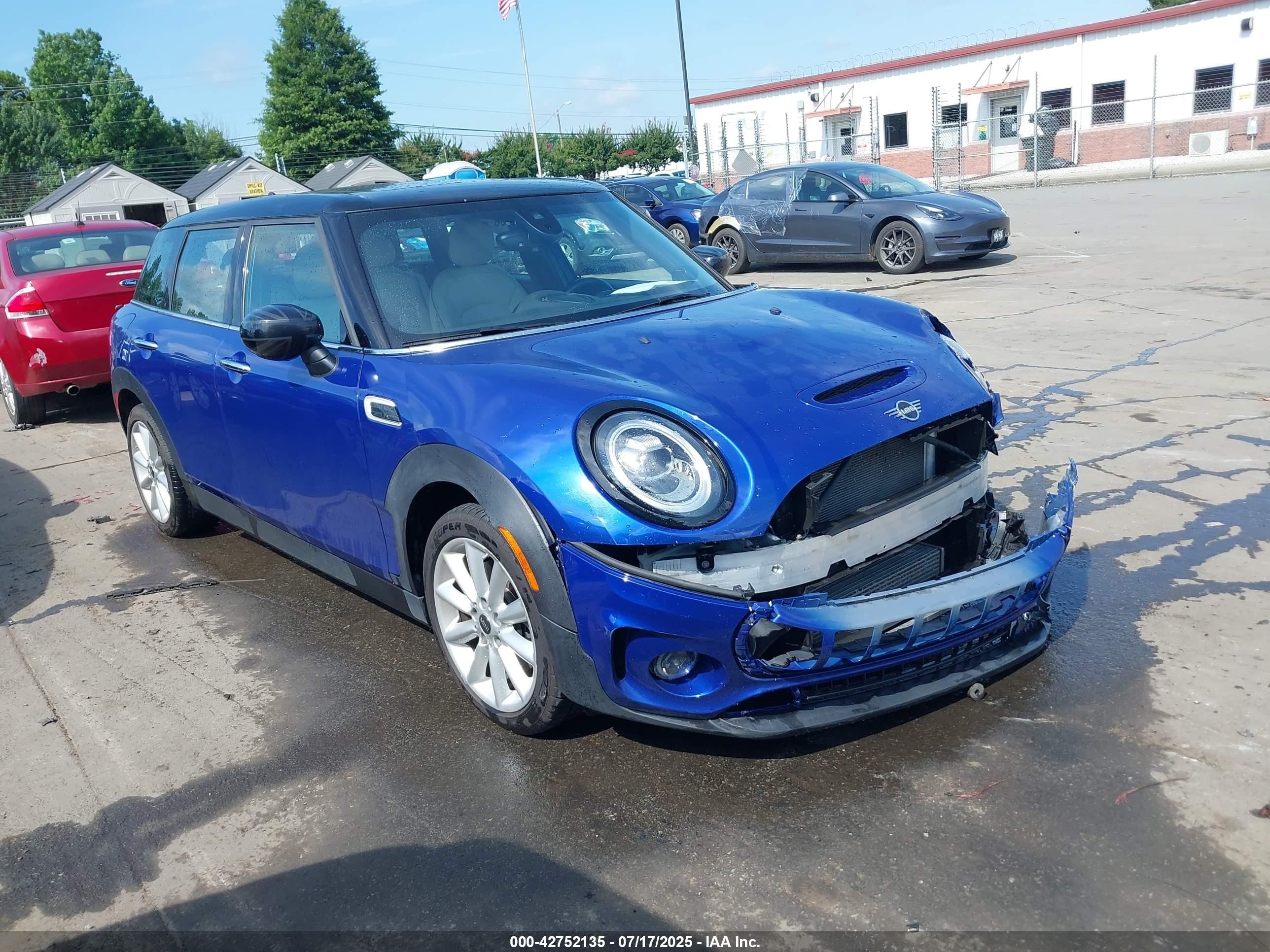 2021 MINI Clubman Cooper S, VIN WMWLV7C07M2P39571 — Front end