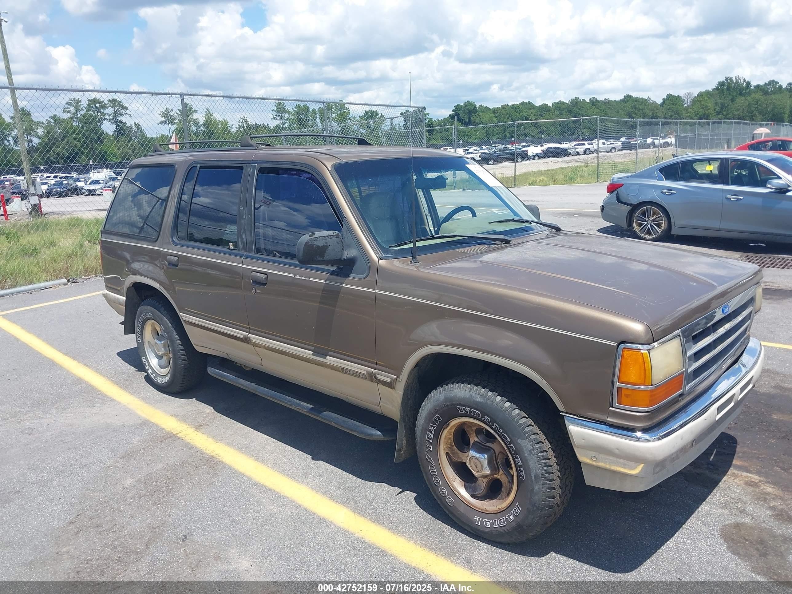 1991 Ford Explorer Eddie Bauer, VIN 1FMDU32XXMUB21131 — Front end