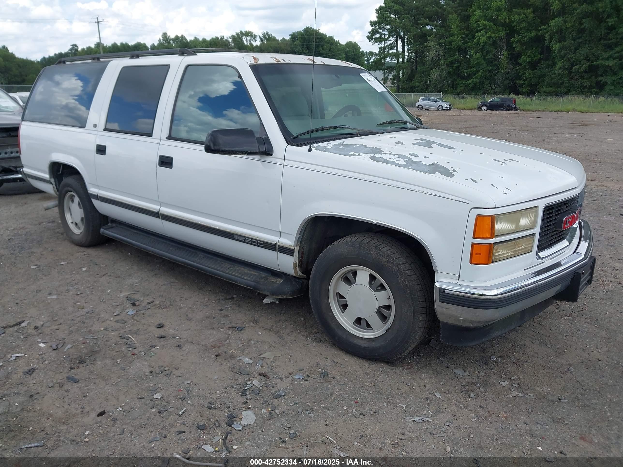 1998 GMC Suburban, VIN 3GKEC16R2WG513302 — Normal wear